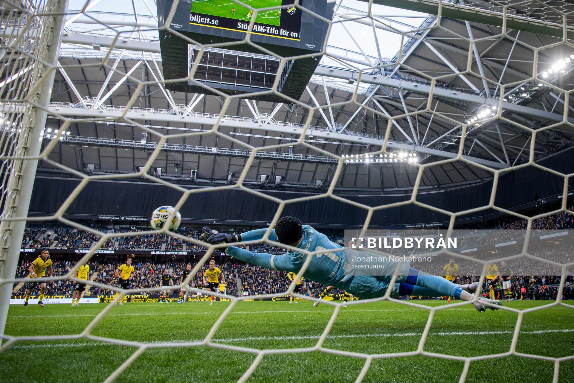 Mjällbys målvakt Noel Törnqvist räddar en straff från AIKs John Guidetti under fotbollsmatchen i Allsvenskan mellan AIK och Mjällby den 11 maj 2025 i Stockholm.
