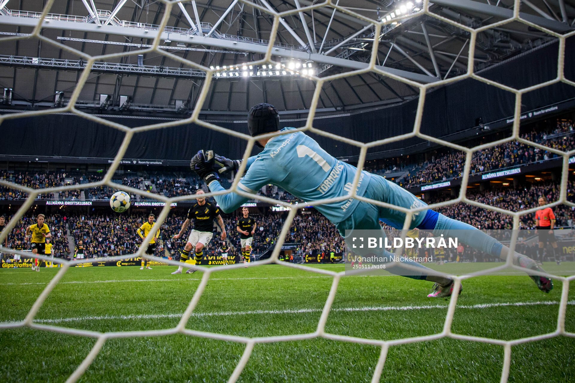 Mjällbys målvakt Noel Törnqvist räddar en straff från AIKs John Guidetti under fotbollsmatchen i Allsvenskan mellan AIK och Mjällby den 11 maj 2025 i Stockholm.
