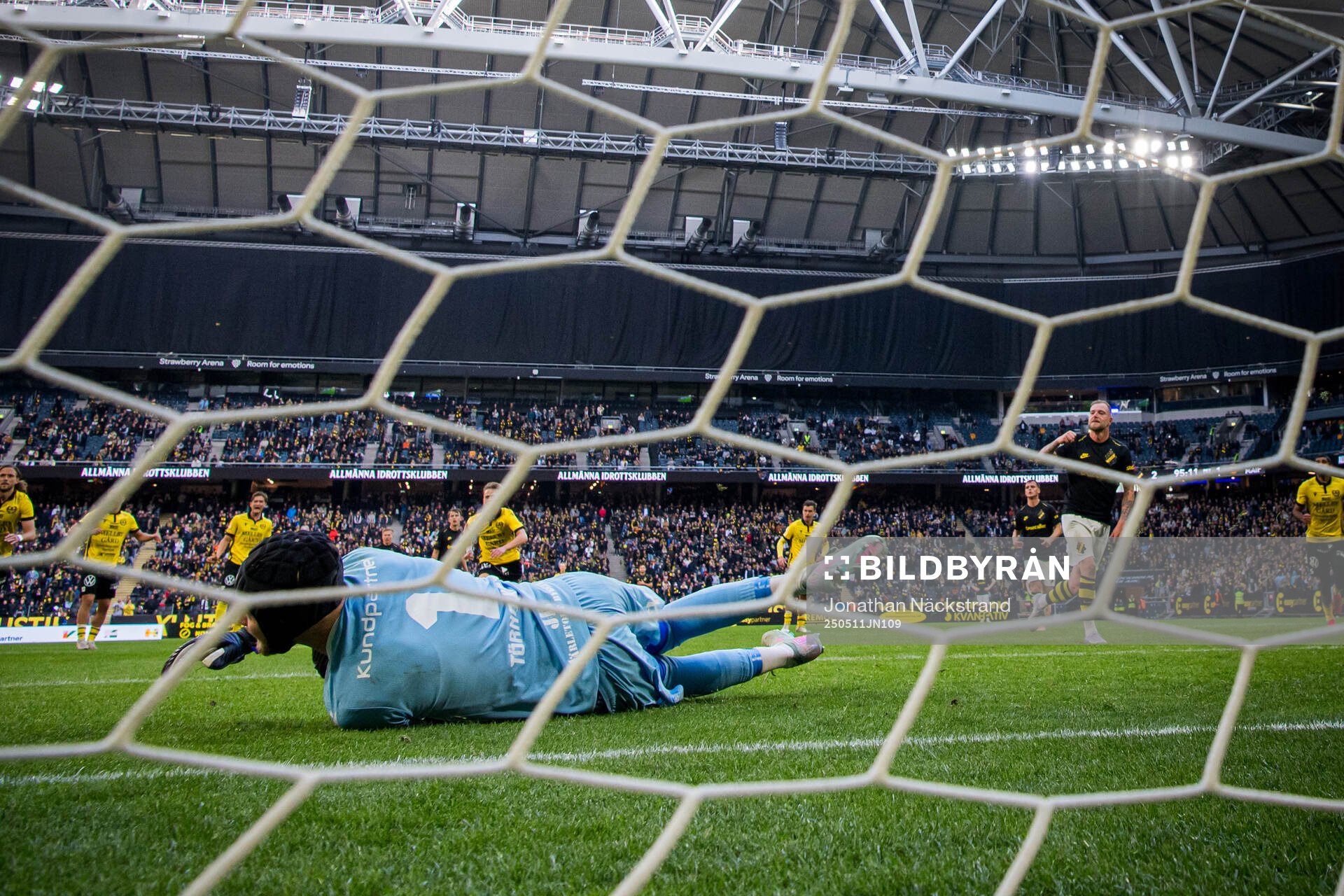 Mjällbys målvakt Noel Törnqvist räddar en straff från AIKs John Guidetti under fotbollsmatchen i Allsvenskan mellan AIK och Mjällby den 11 maj 2025 i Stockholm.