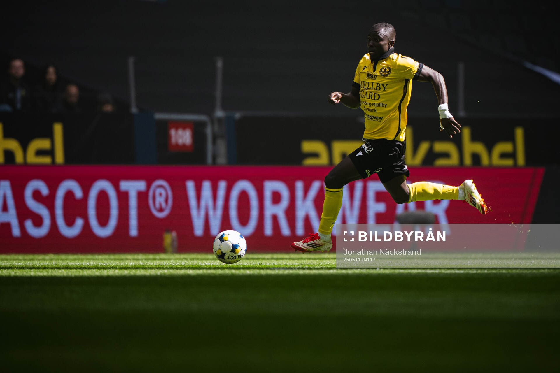 Mjällbys Abdoulie Manneh under fotbollsmatchen i Allsvenskan mellan AIK och Mjällby den 11 maj 2025 i Stockholm. 