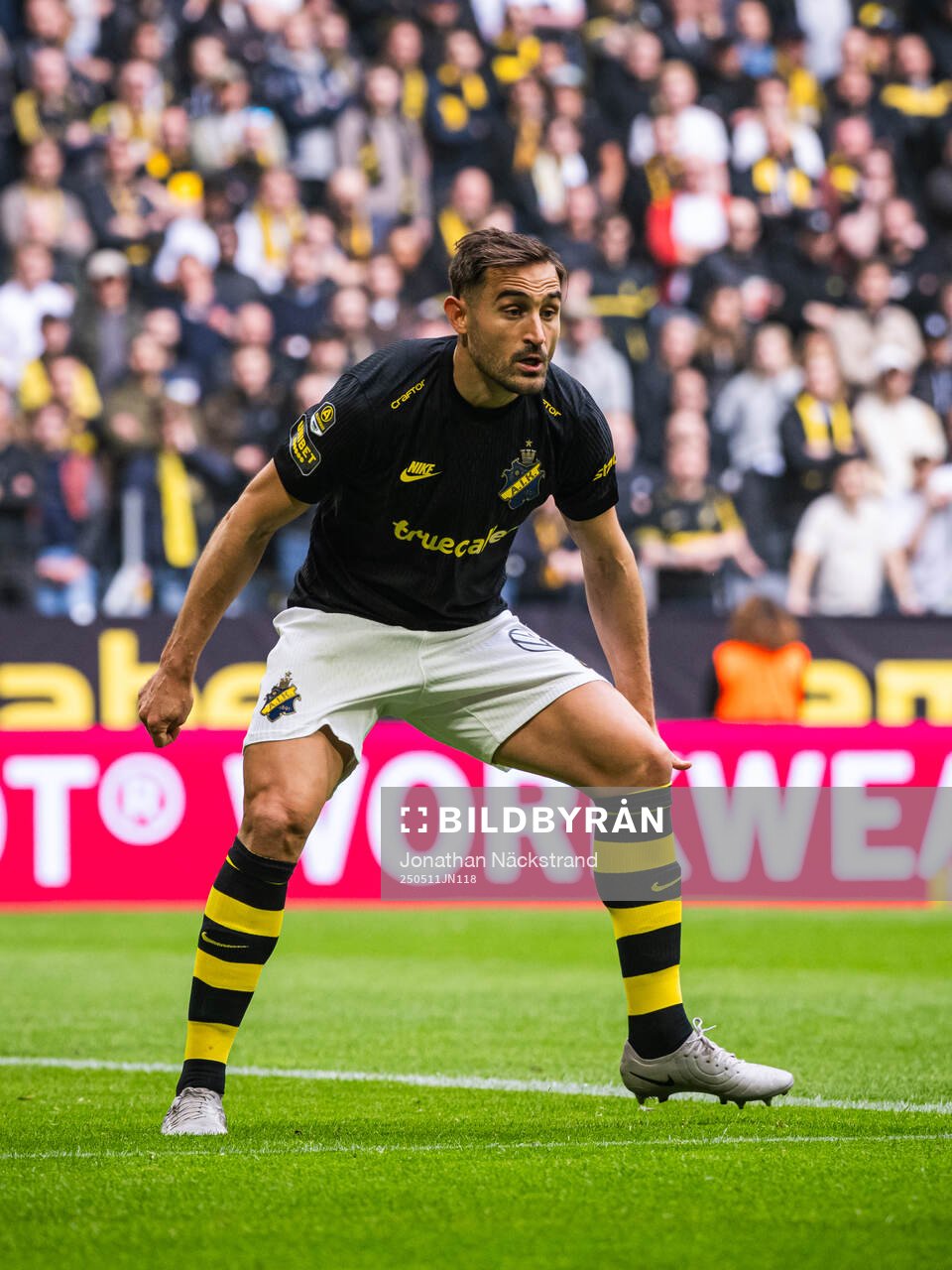 AIKs Sotirios Papagiannopoulos under fotbollsmatchen i Allsvenskan mellan AIK och Mjällby den 11 maj 2025 i Stockholm. 