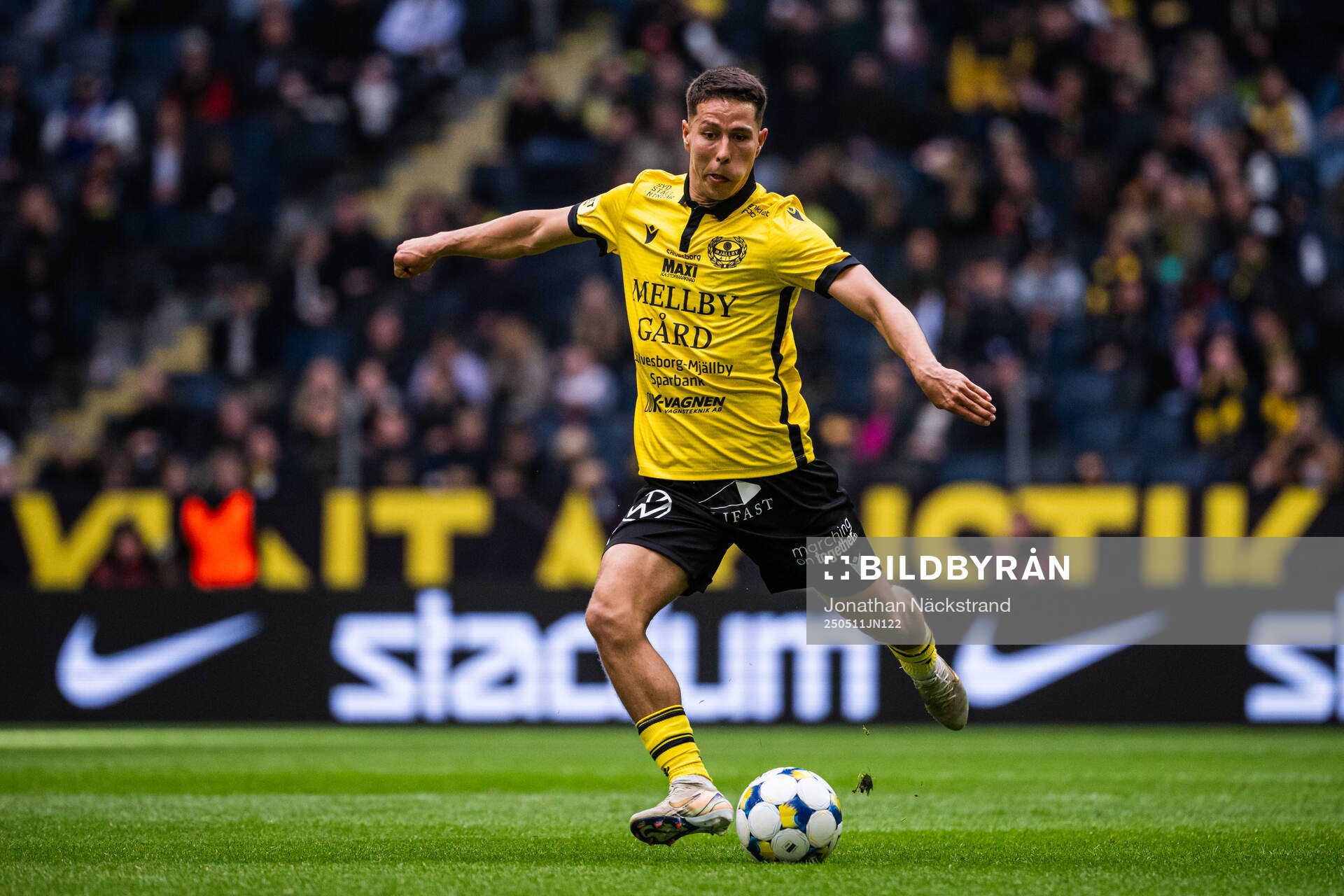 Mjällbys Nicklas Røjkjær under fotbollsmatchen i Allsvenskan mellan AIK och Mjällby den 11 maj 2025 i Stockholm. 
