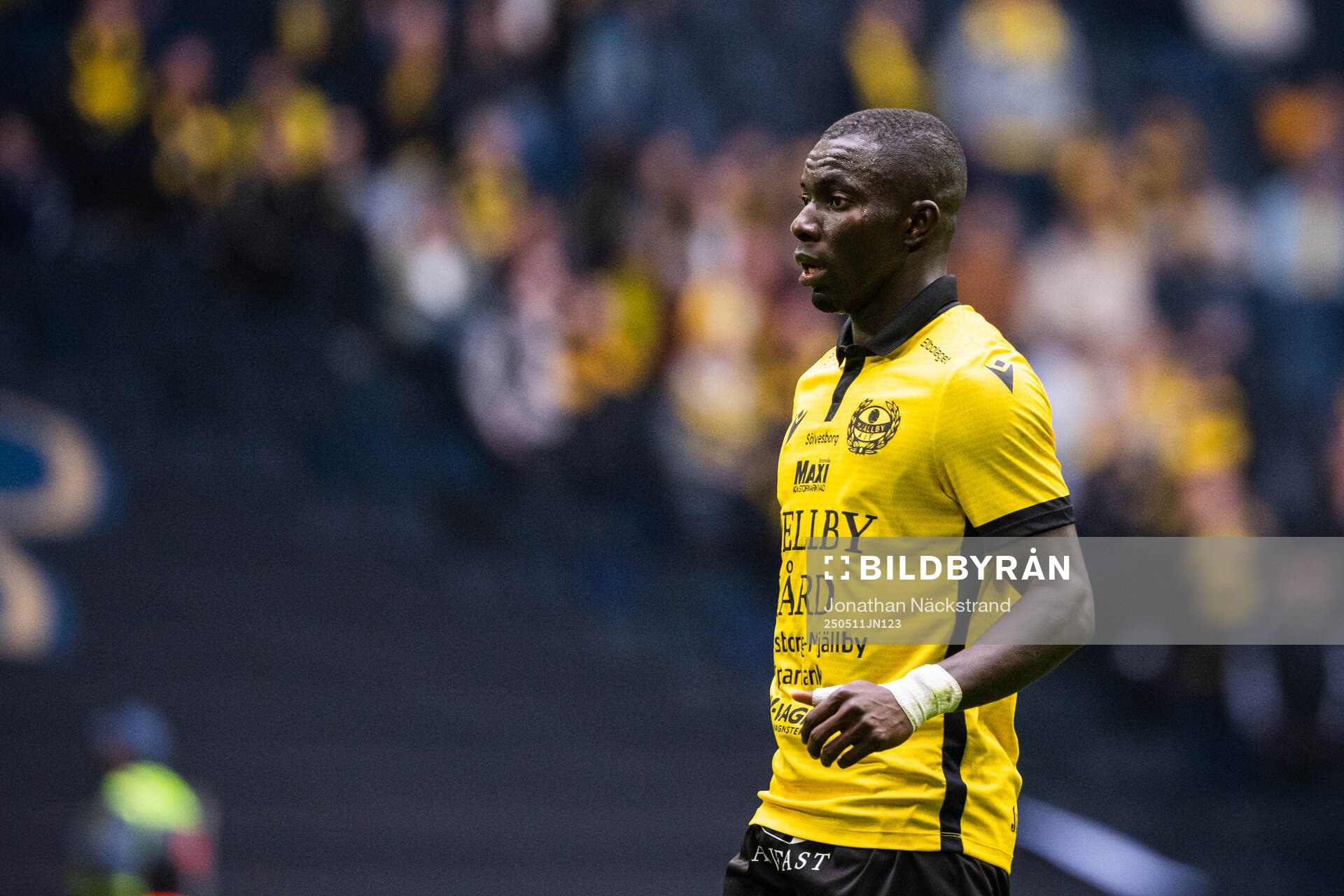 Mjällbys Abdoulie Manneh under fotbollsmatchen i Allsvenskan mellan AIK och Mjällby den 11 maj 2025 i Stockholm. 
