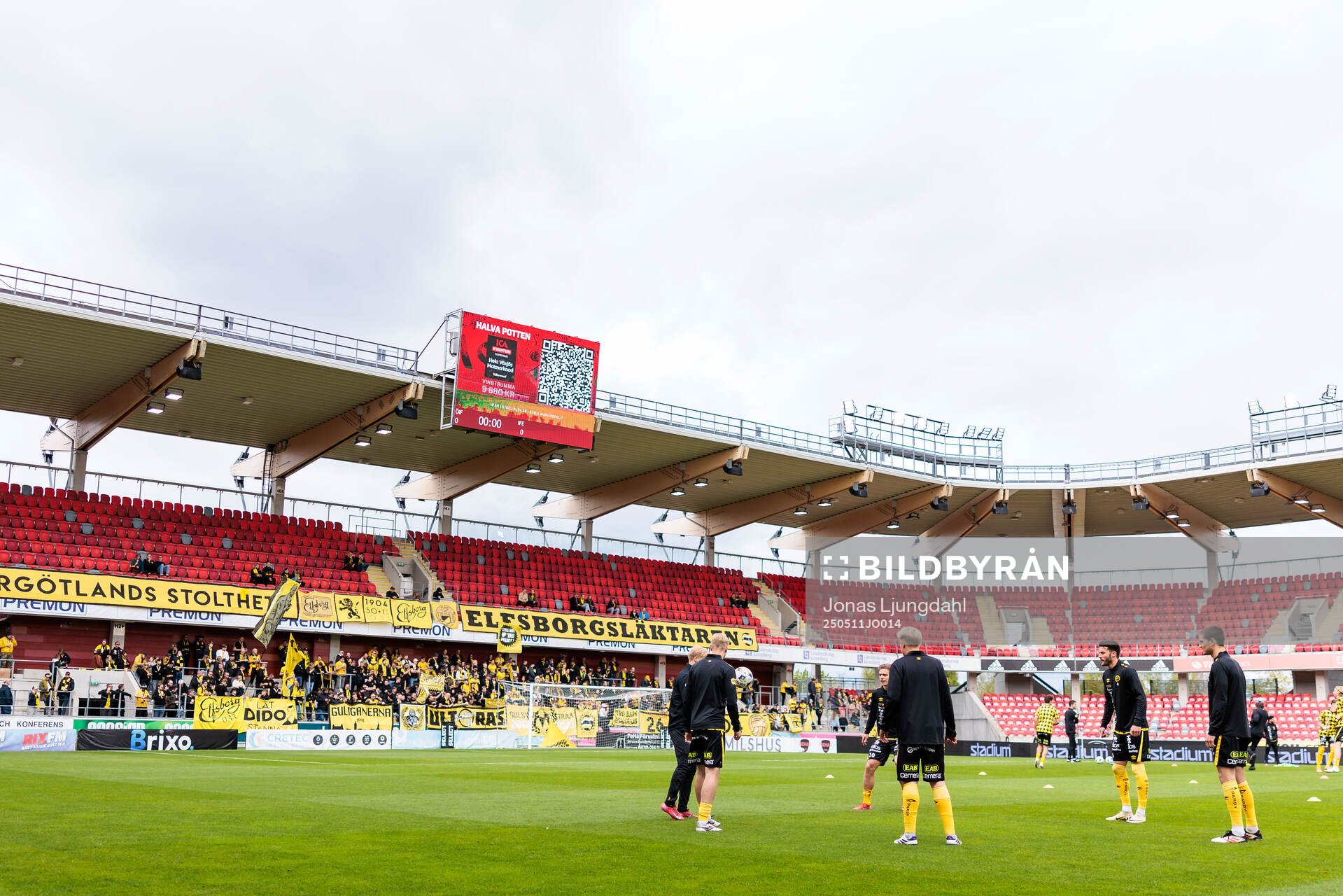 Elfsborgs spelare värmer upp inför fotbollsmatchen i Allsvenskan mellan Öster och Elfsborg den 11 maj 2025 i Växjö. 