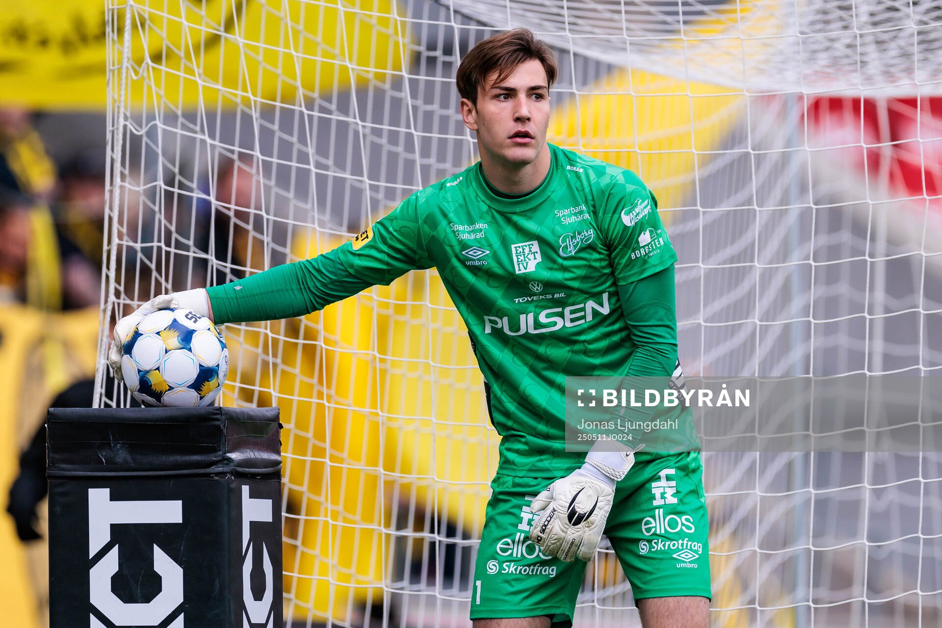 Elfsborgs Simon Eriksson under fotbollsmatchen i Allsvenskan mellan Öster och Elfsborg den 11 maj 2025 i Växjö. 