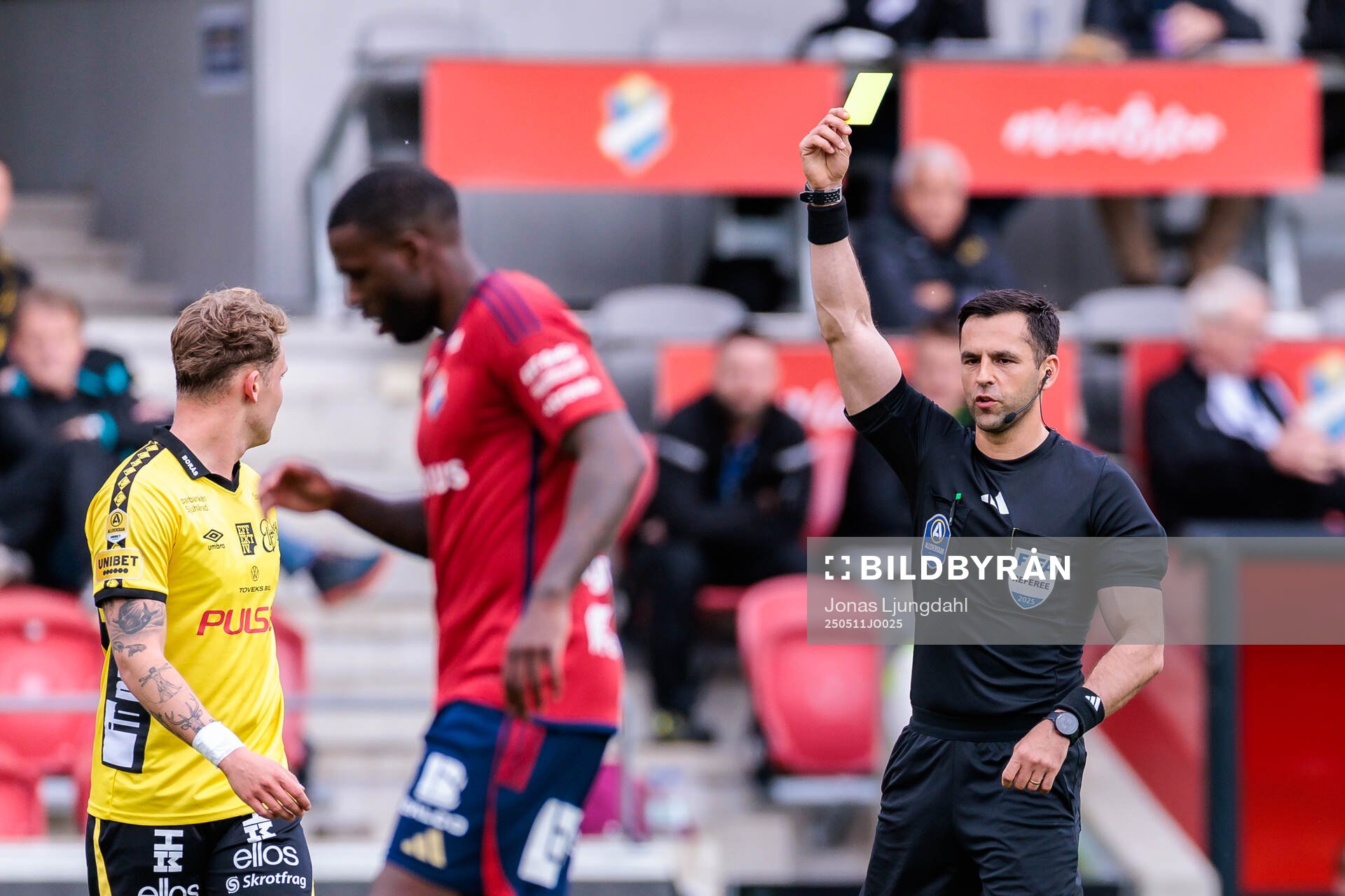 Elfsborgs Frederik Ihler får gult kort av domare Granit Maqedonci under fotbollsmatchen i Allsvenskan mellan Öster och Elfsborg den 11 maj 2025 i Växjö.