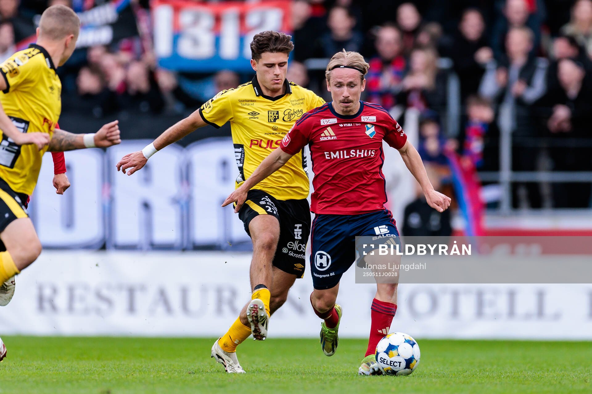 Elfsborgs Besfort Zeneli och Östers David Seger under fotbollsmatchen i Allsvenskan mellan Öster och Elfsborg den 11 maj 2025 i Växjö. 