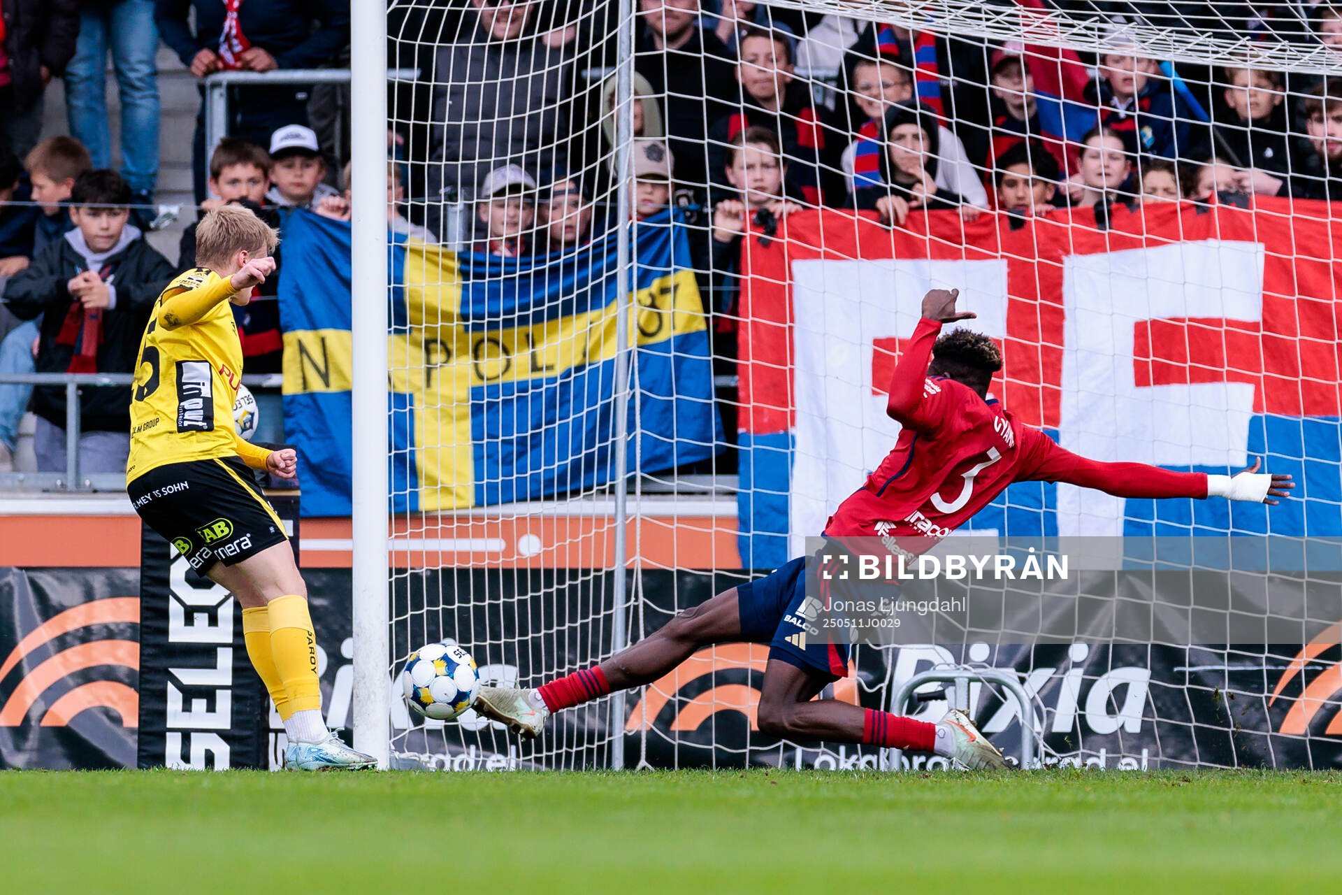 Elfsborgs Ari Sigurpálsson och Östers Kingsley Gyamfi under fotbollsmatchen i Allsvenskan mellan Öster och Elfsborg den 11 maj 2025 i Växjö.