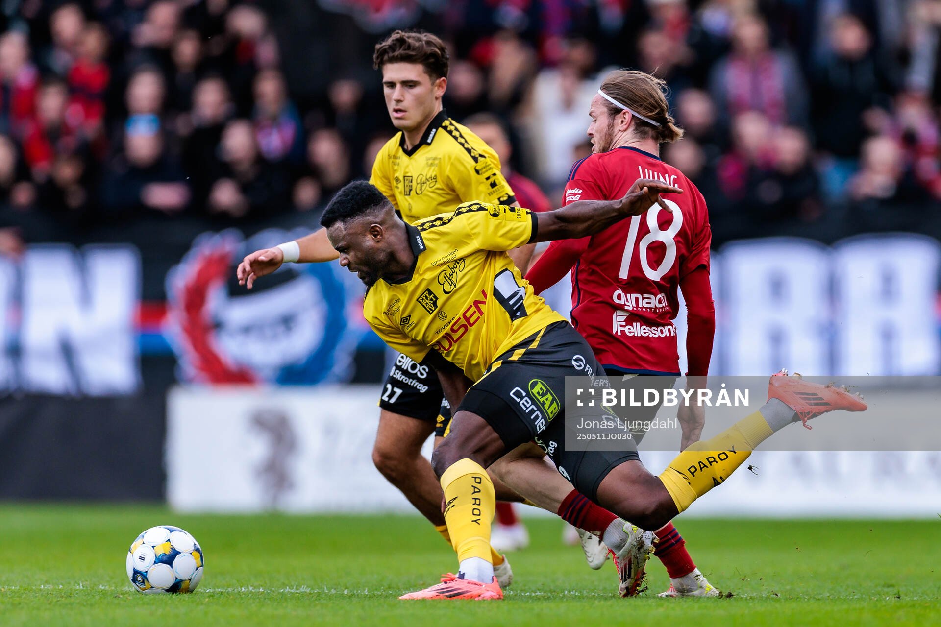 Elfsborgs Ibrahim Buhari och Östers Daniel Ljung under fotbollsmatchen i Allsvenskan mellan Öster och Elfsborg den 11 maj 2025 i Växjö. 