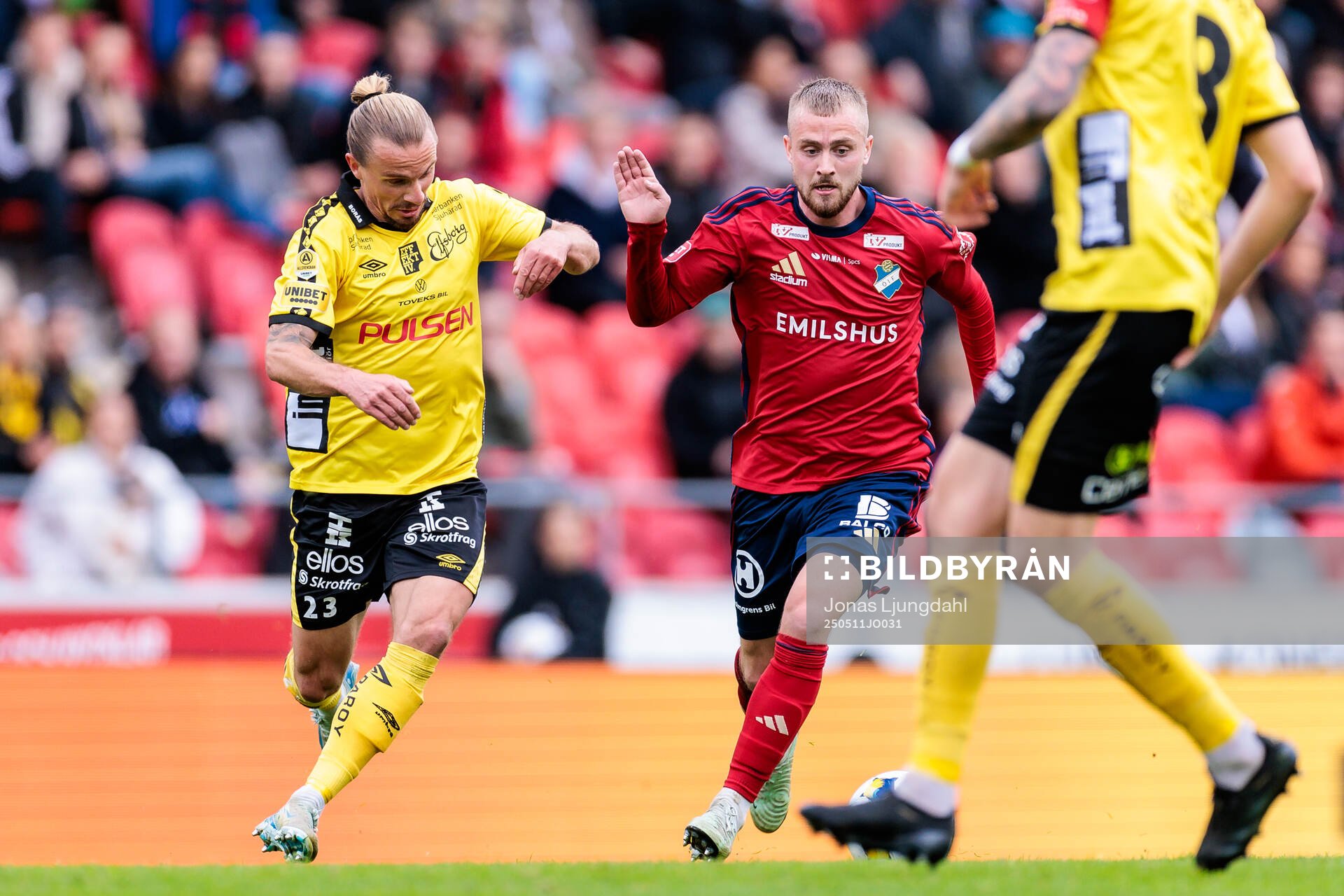 Elfsborgs Niklas Hult och Östers Chriss-Albin Mörfelt under fotbollsmatchen i Allsvenskan mellan Öster och Elfsborg den 11 maj 2025 i Växjö.