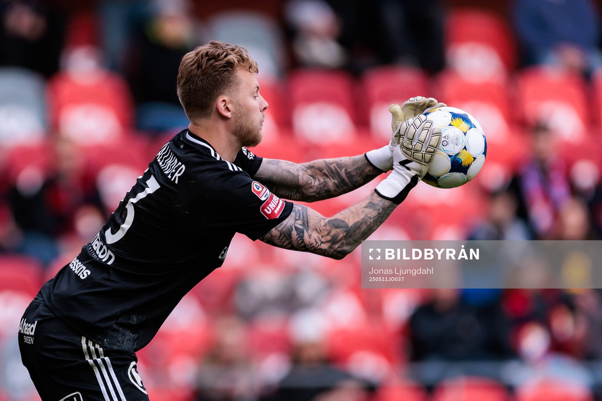 Östers målvakt  Robin Wallinder under fotbollsmatchen i Allsvenskan mellan Öster och Elfsborg den 11 maj 2025 i Växjö. 