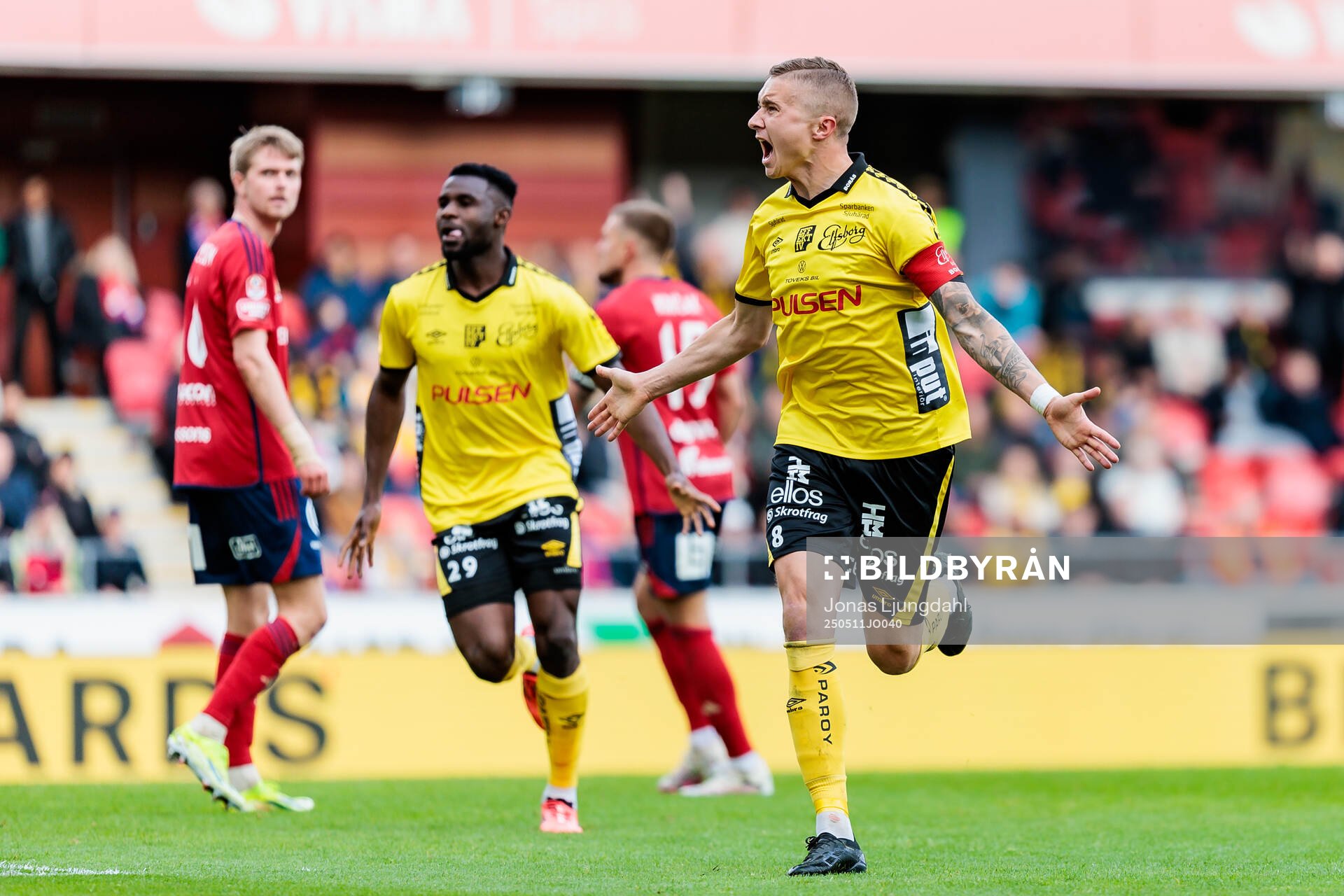 Elfsborgs Sebastian Holmen jublar efter 0-1 under fotbollsmatchen i Allsvenskan mellan Öster och Elfsborg den 11 maj 2025 i Växjö. 