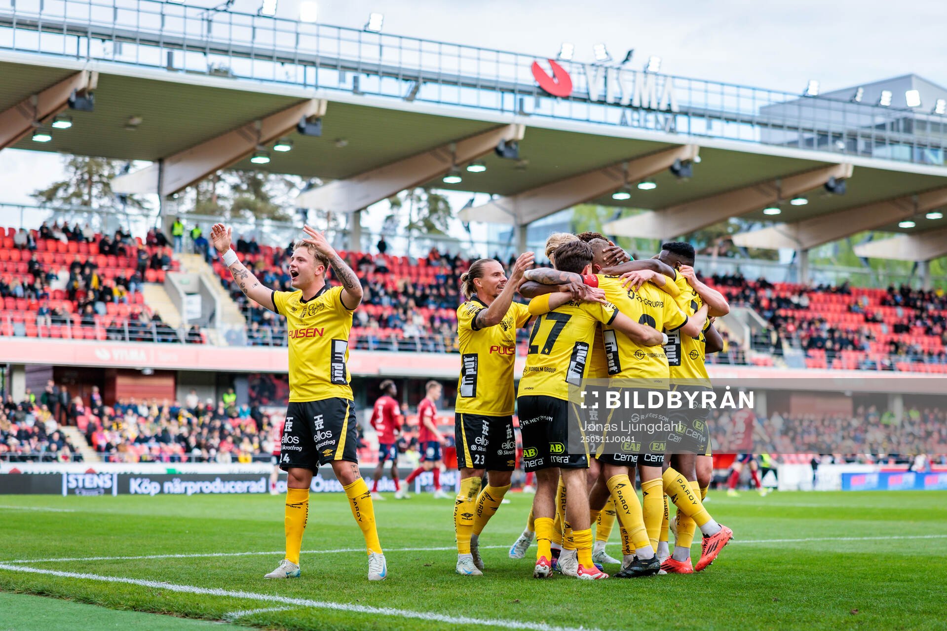 Elfsborgs spelare jublar efter 0-1 av Sebastian Holmen under fotbollsmatchen i Allsvenskan mellan Öster och Elfsborg den 11 maj 2025 i Växjö.