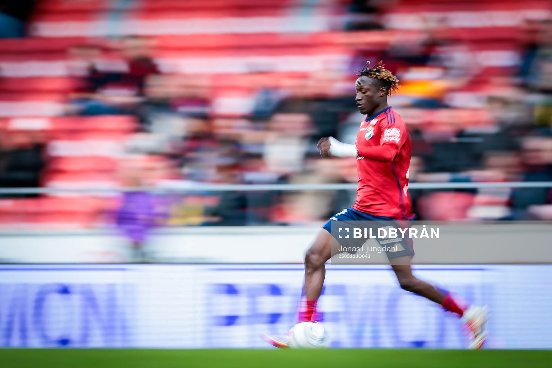 Östers Youssoupha Sanyang under fotbollsmatchen i Allsvenskan mellan Öster och Elfsborg den 11 maj 2025 i Växjö. 