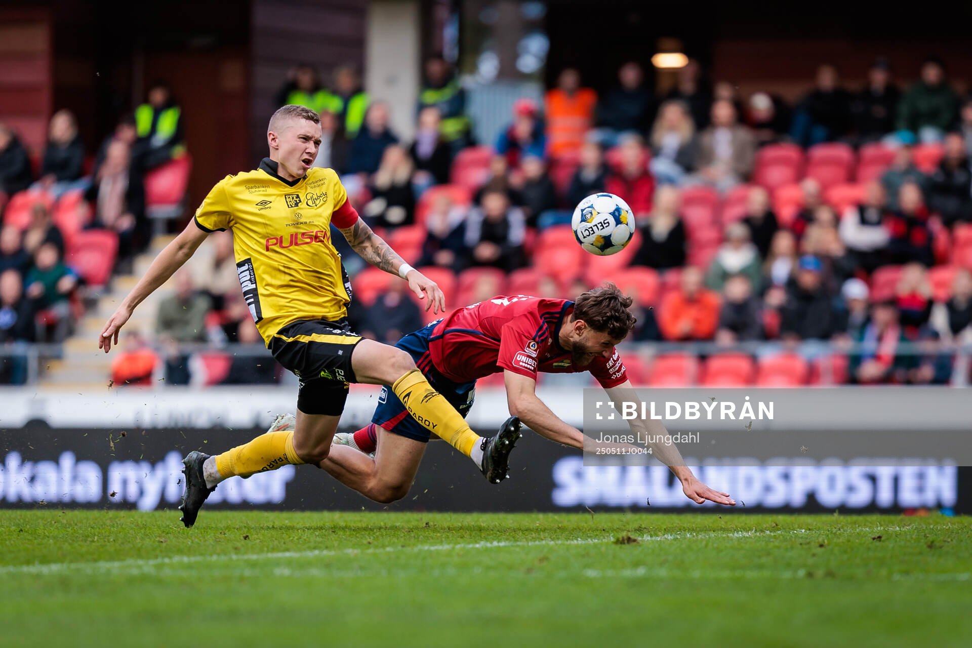Elfsborgs Sebastian Holmen och Östers Alibek Aliev under fotbollsmatchen i Allsvenskan mellan Öster och Elfsborg den 11 maj 2025 i Växjö. 