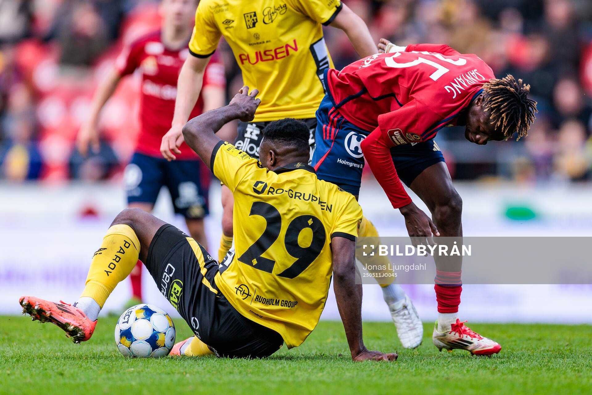 Elfsborgs Ibrahim Buhari och Östers Youssoupha Sanyang under fotbollsmatchen i Allsvenskan mellan Öster och Elfsborg den 11 maj 2025 i Växjö.
