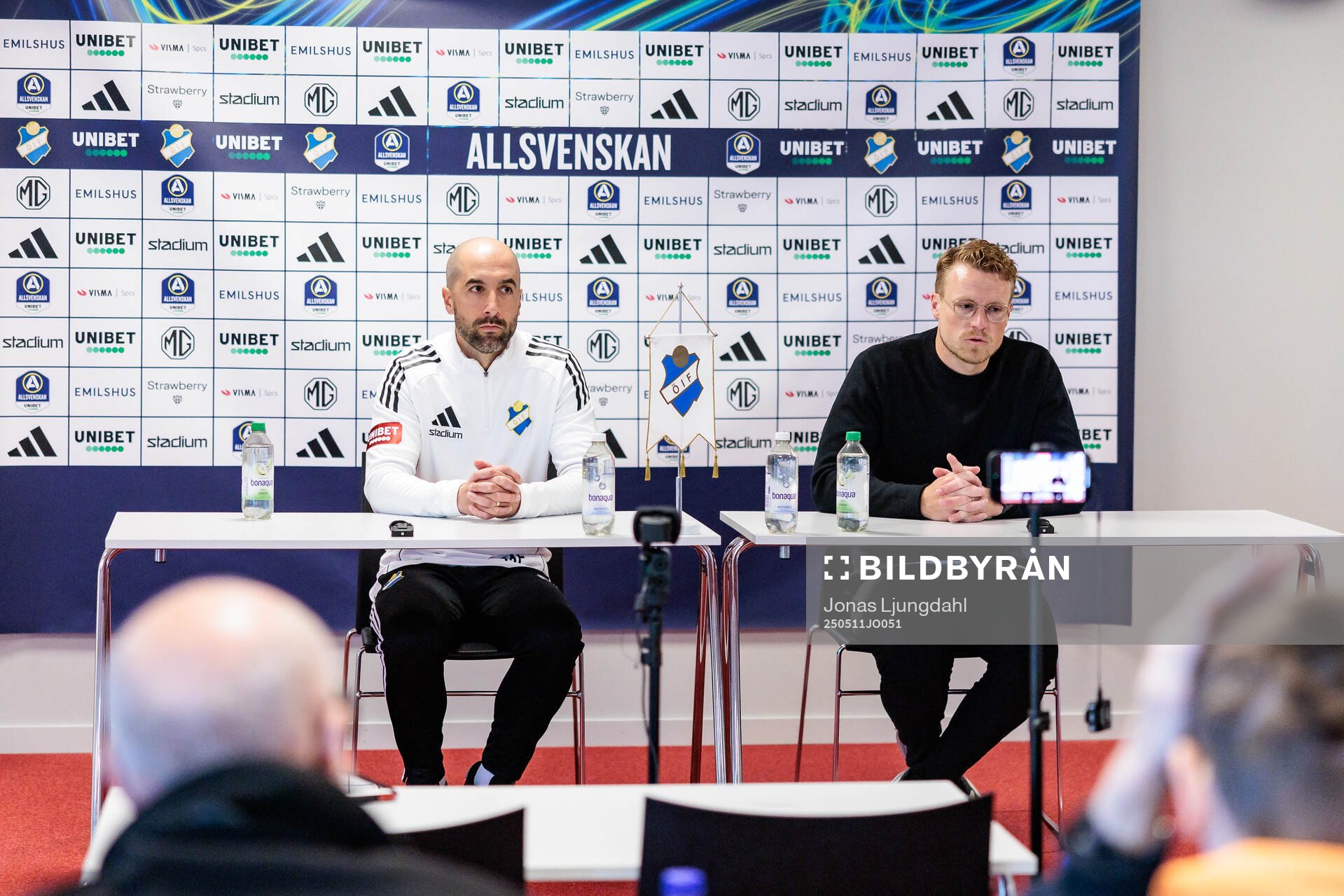 Östers tränare Martin Foyston och Elfsborgs tränare Oscar Hiljemark på presskonferens efter fotbollsmatchen i Allsvenskan mellan Öster och Elfsborg den 11 maj 2025 i Växjö.