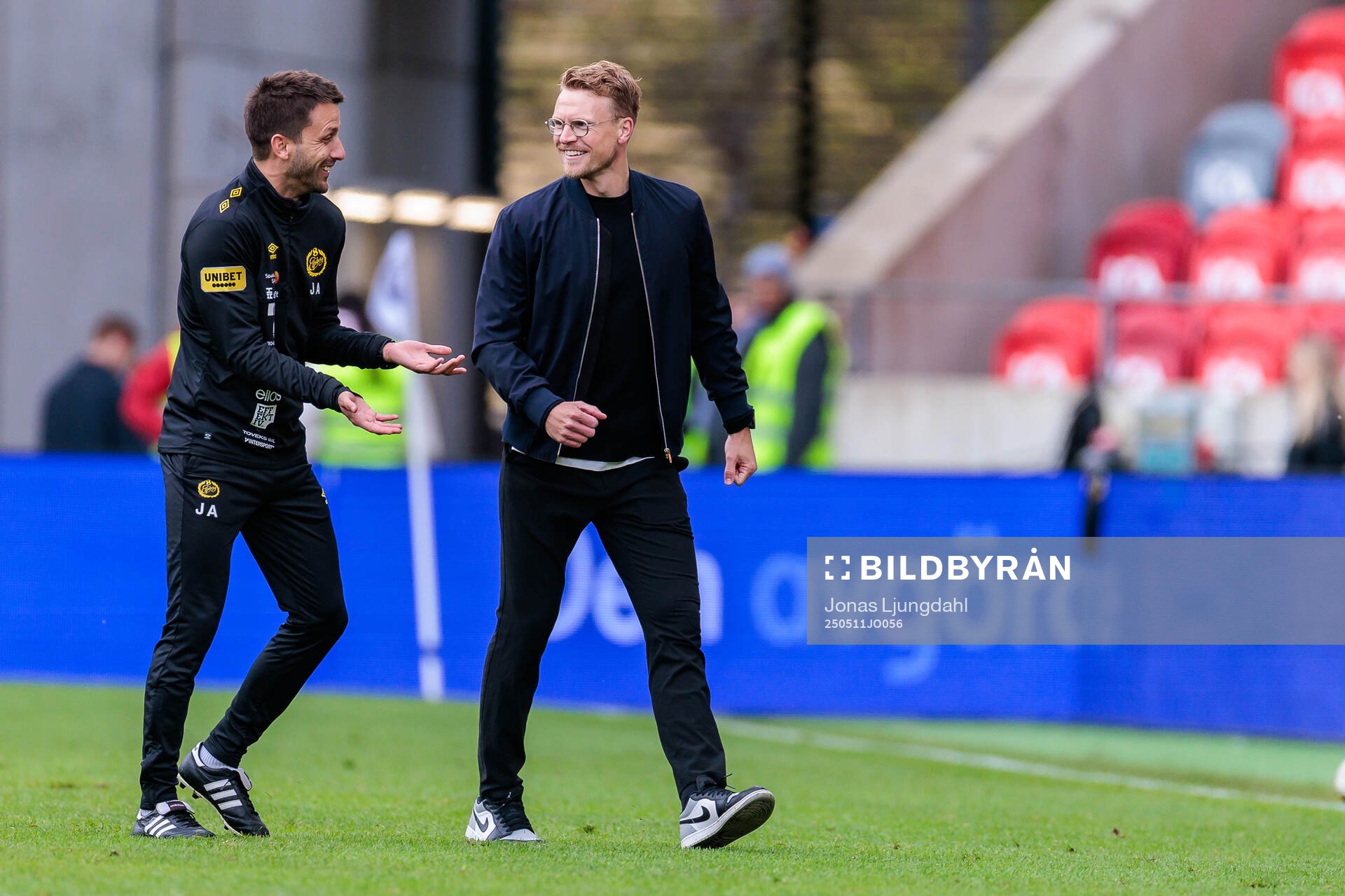 Elfsborgs tränare Oscar Hiljemark jublar efter fotbollsmatchen i Allsvenskan mellan Öster och Elfsborg den 11 maj 2025 i Växjö. 