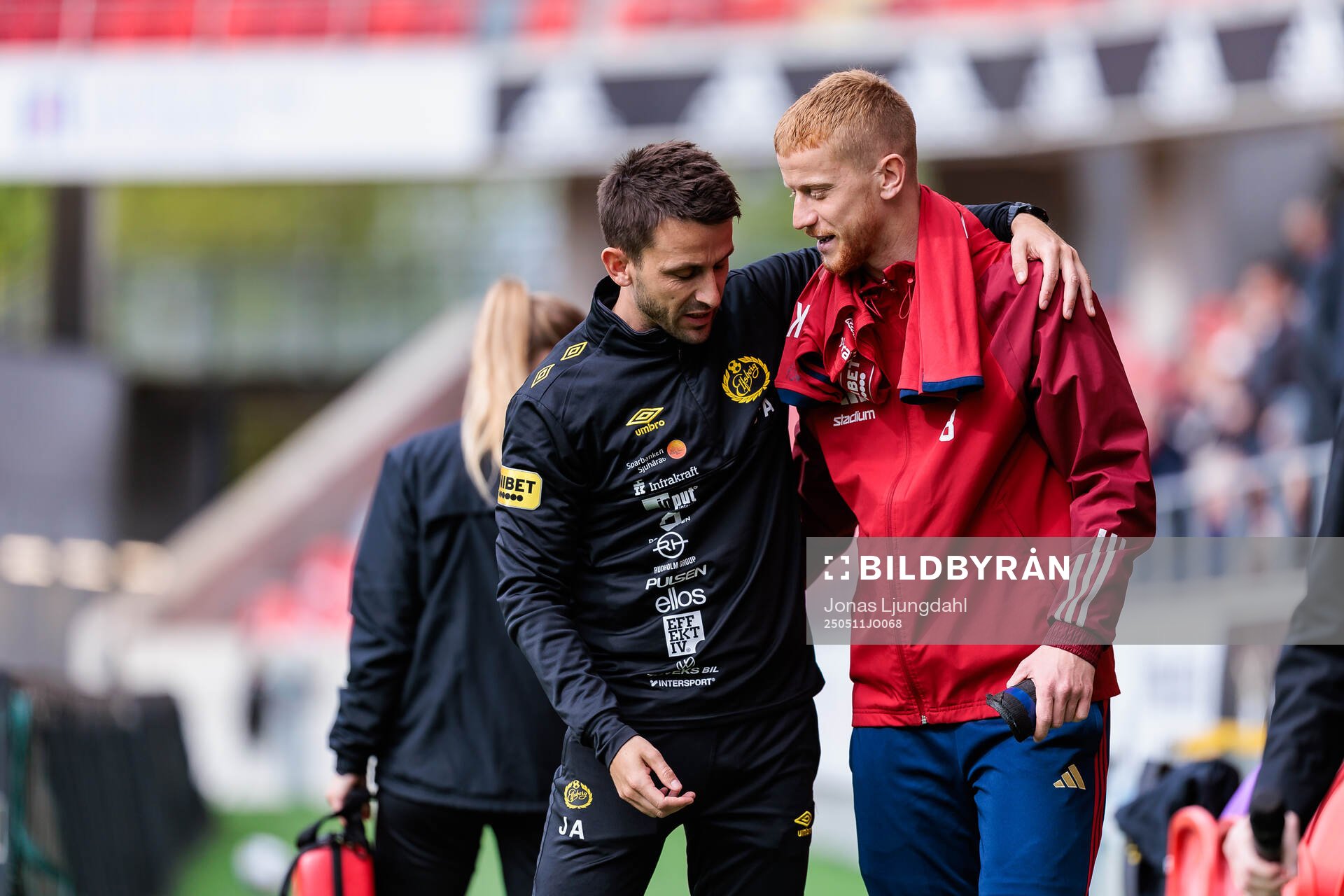 Elfsborgs assisterande tränare Javier Agenjo Duran och Östers Daniel Ask inför fotbollsmatchen i Allsvenskan mellan Öster och Elfsborg den 11 maj 2025 i Växjö.