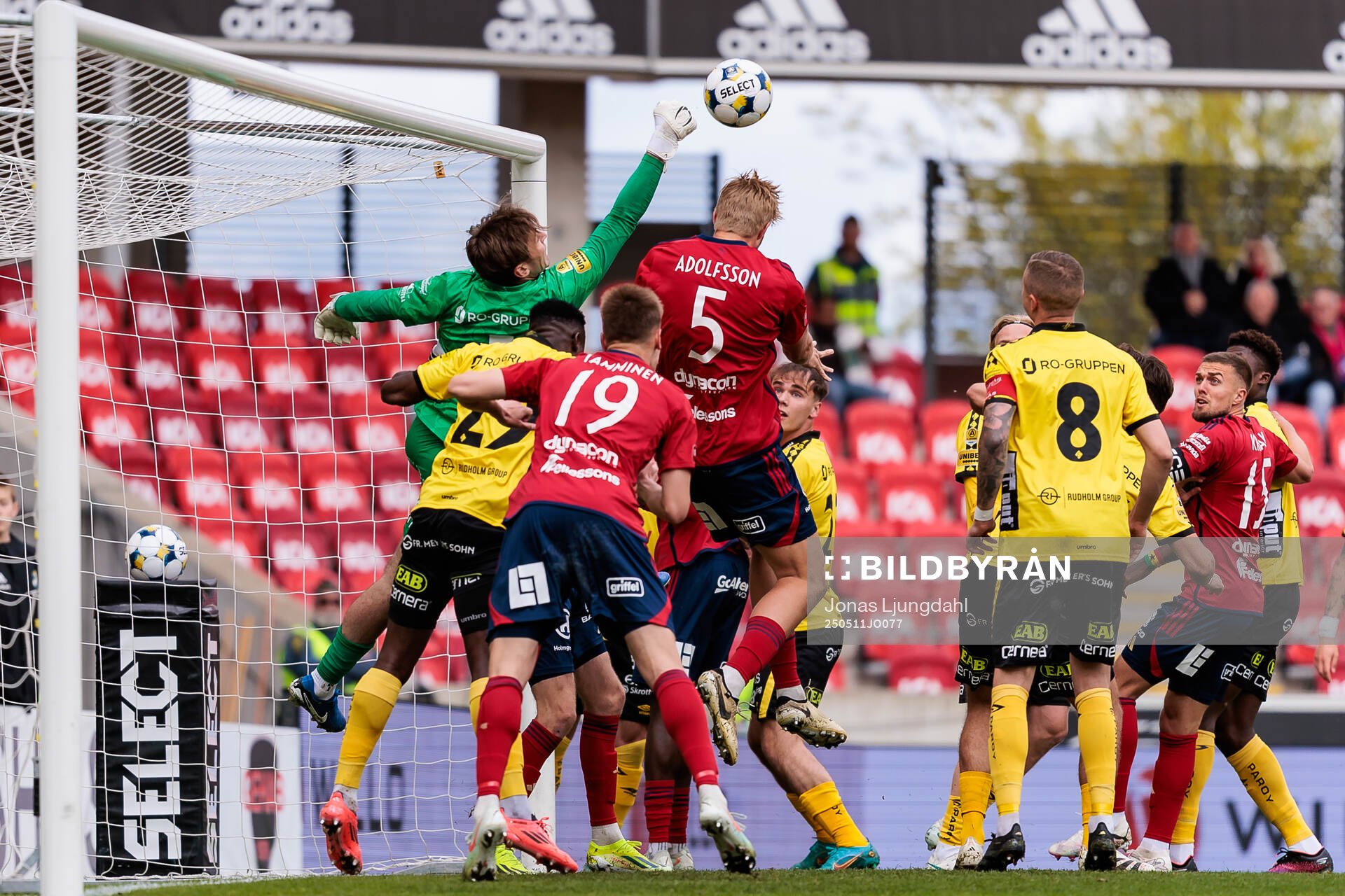 Elfsborgs målvakt Simon Eriksson gör en räddning under fotbollsmatchen i Allsvenskan mellan Öster och Elfsborg den 11 maj 2025 i Växjö. 