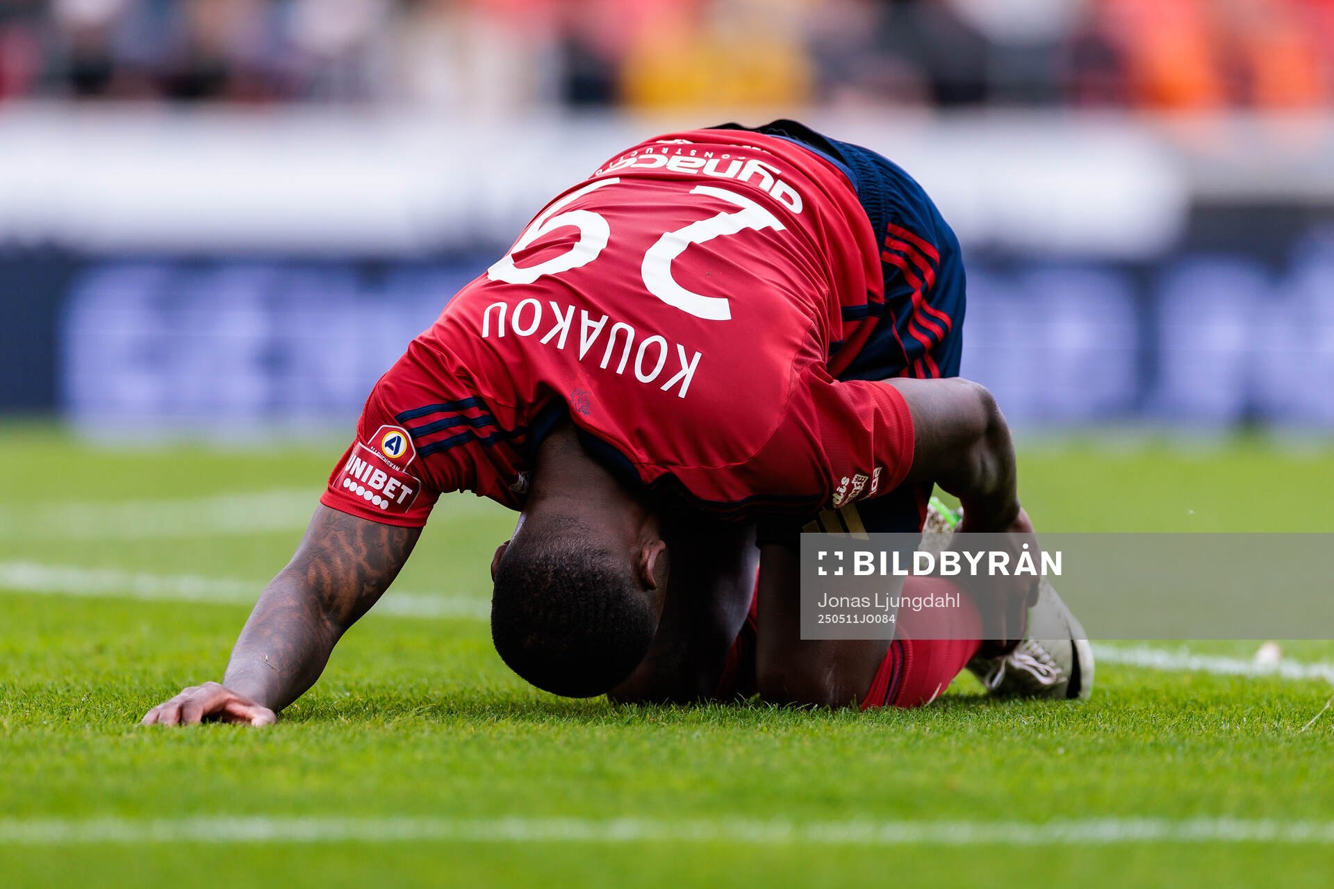 Östers Christian Kouakou har ont under fotbollsmatchen i Allsvenskan mellan Öster och Elfsborg den 11 maj 2025 i Växjö. 