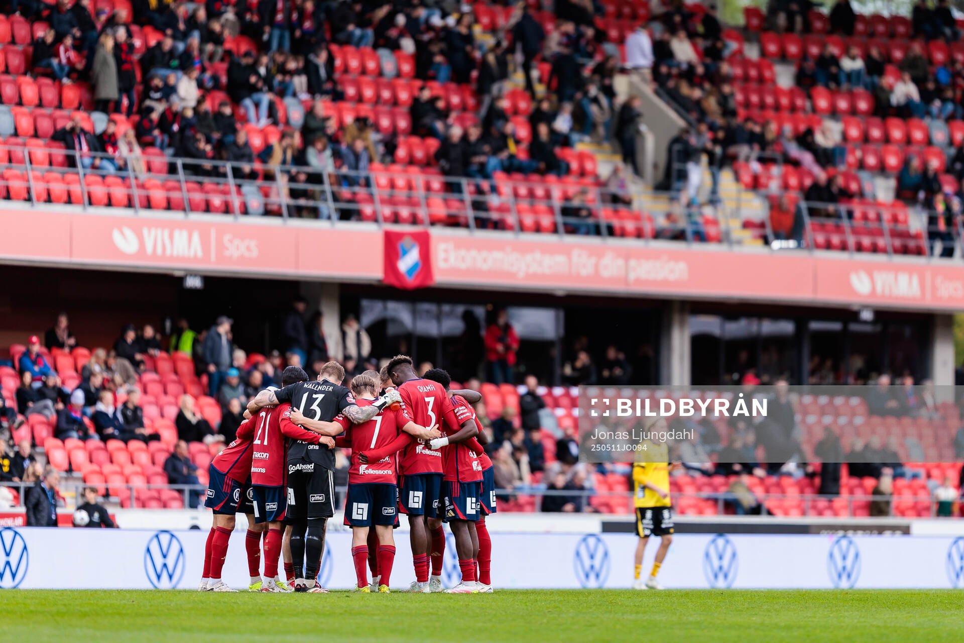 Östers spelare inför andra halvlek under fotbollsmatchen i Allsvenskan mellan Öster och Elfsborg den 11 maj 2025 i Växjö. 