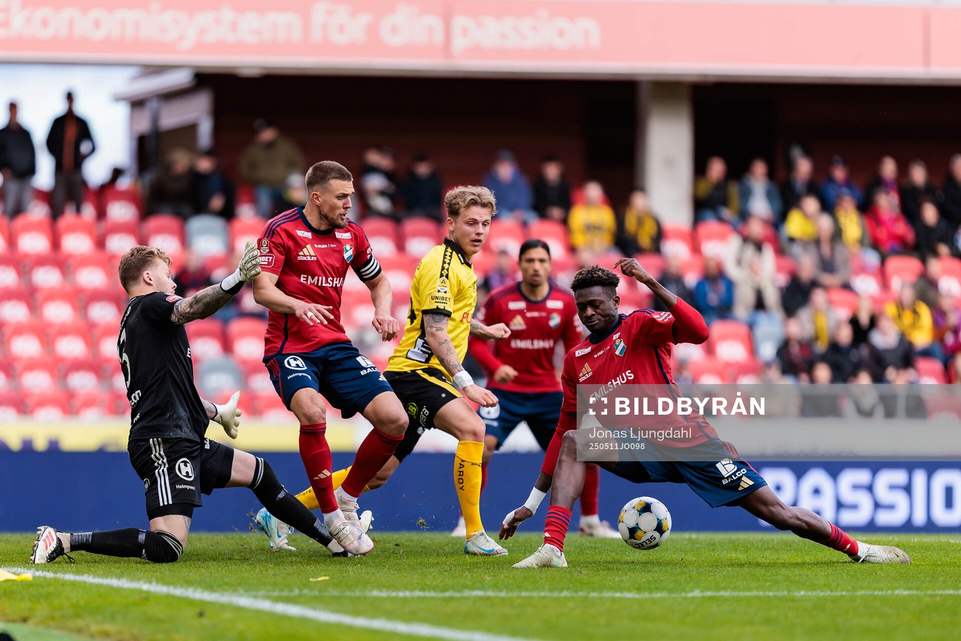 Östers målvakt Robin Wallinder, Ivan Kricak, Kingsley Gyamfi och Elfsborgs Frederik Ihler under fotbollsmatchen i Allsvenskan mellan Öster och Elfsborg den 11 maj 2025 i Växjö.