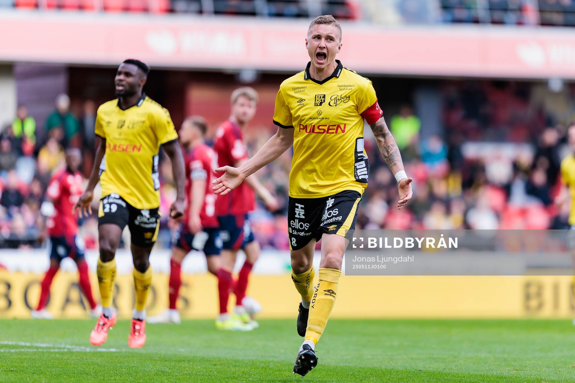 Elfsborgs Sebastian Holmen jublar efter mål 0-1 under fotbollsmatchen i Allsvenskan mellan Öster och Elfsborg den 11 maj 2025 i Växjö. 