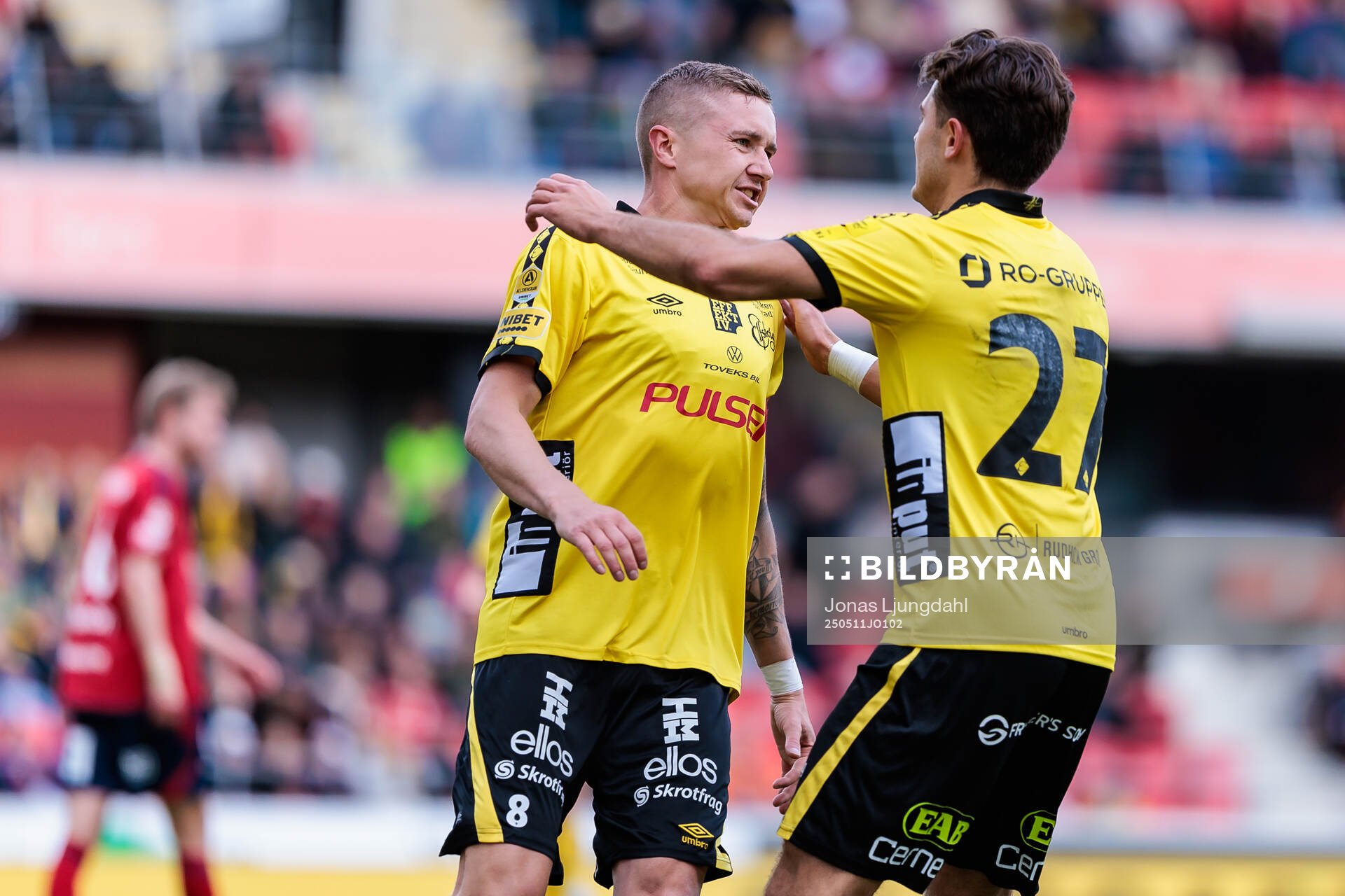 Elfsborgs Sebastian Holmen och Besfort Zeneli jublar efter mål 0-1 under fotbollsmatchen i Allsvenskan mellan Öster och Elfsborg den 11 maj 2025 i Växjö.