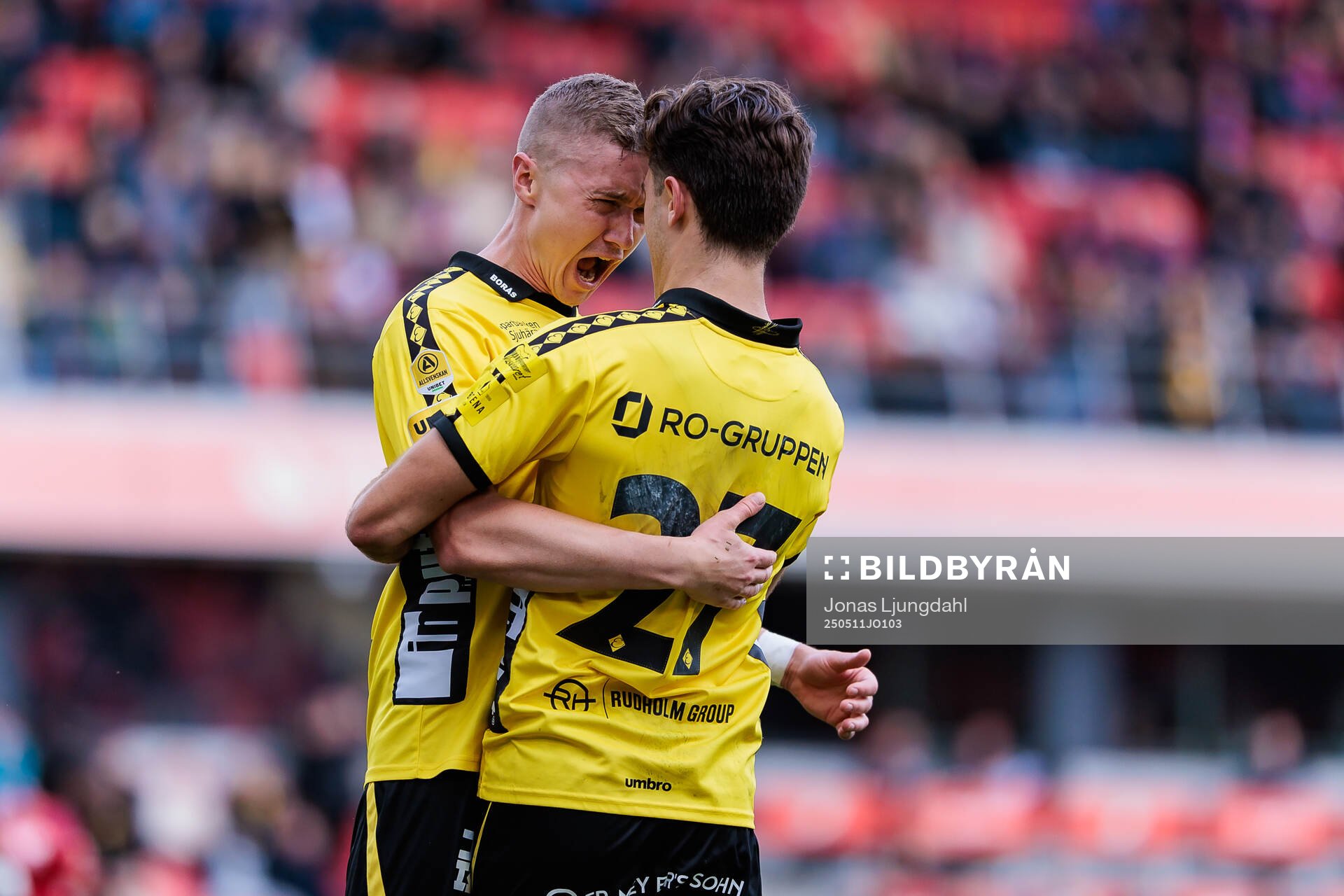 Elfsborgs Sebastian Holmen och Besfort Zeneli jublar efter mål 0-1 under fotbollsmatchen i Allsvenskan mellan Öster och Elfsborg den 11 maj 2025 i Växjö.
