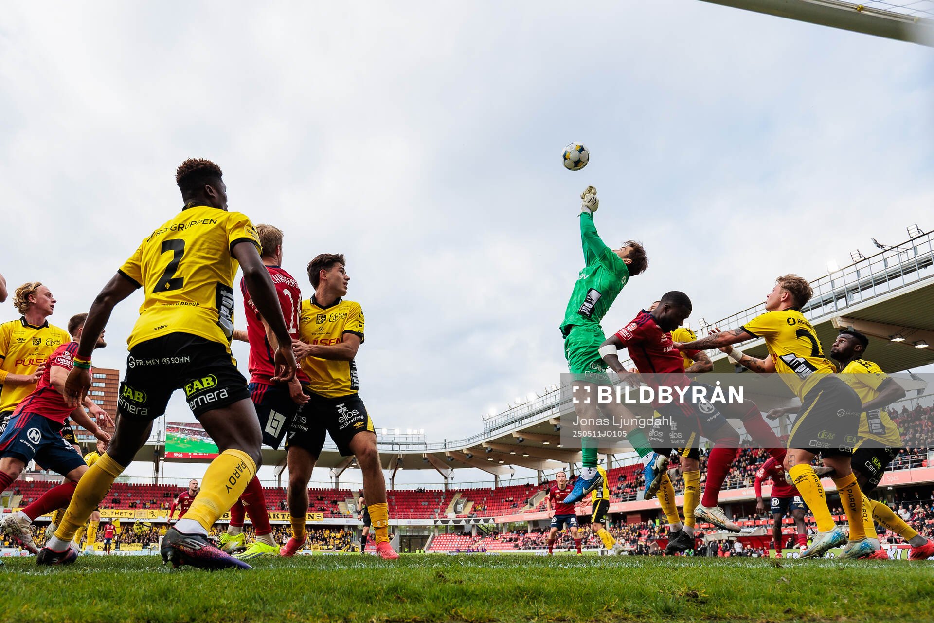 Elfsborgs målvakt Simon Eriksson gör en räddning under fotbollsmatchen i Allsvenskan mellan Öster och Elfsborg den 11 maj 2025 i Växjö. 