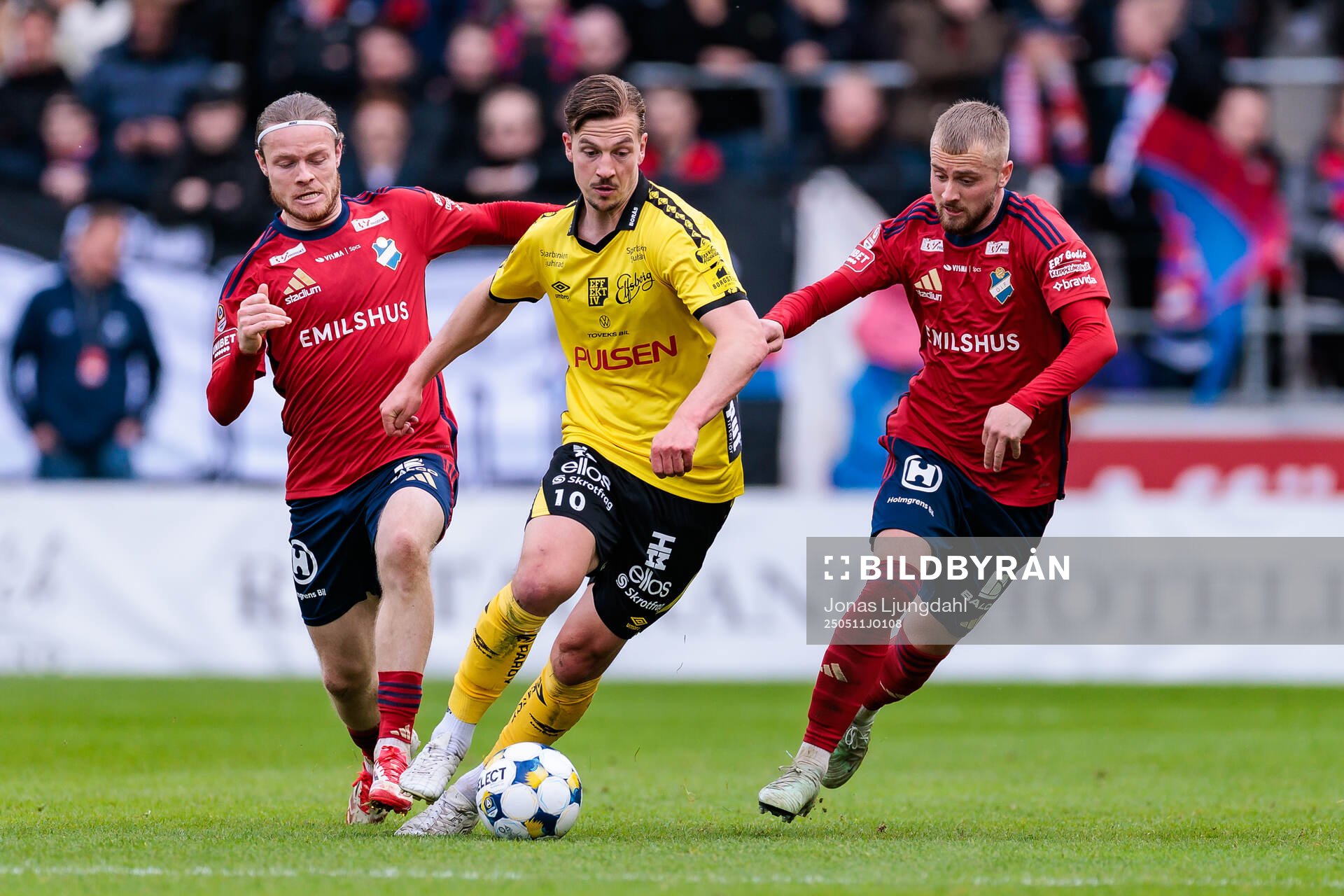Elfsborgs Simon Olsson mellan Daniel Ljung och Chriss-Albin Mörfelt under fotbollsmatchen i Allsvenskan mellan Öster och Elfsborg den 11 maj 2025 i Växjö.