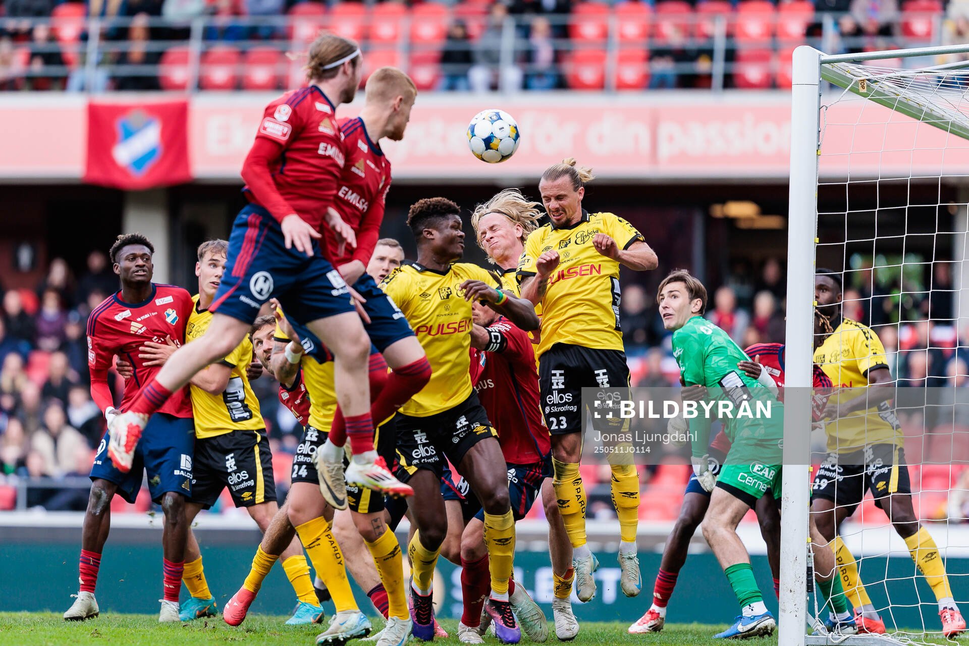 Elfsborgs Terry Yegbe, Ludvig Richtnér och Niklas Hult under fotbollsmatchen i Allsvenskan mellan Öster och Elfsborg den 11 maj 2025 i Växjö.