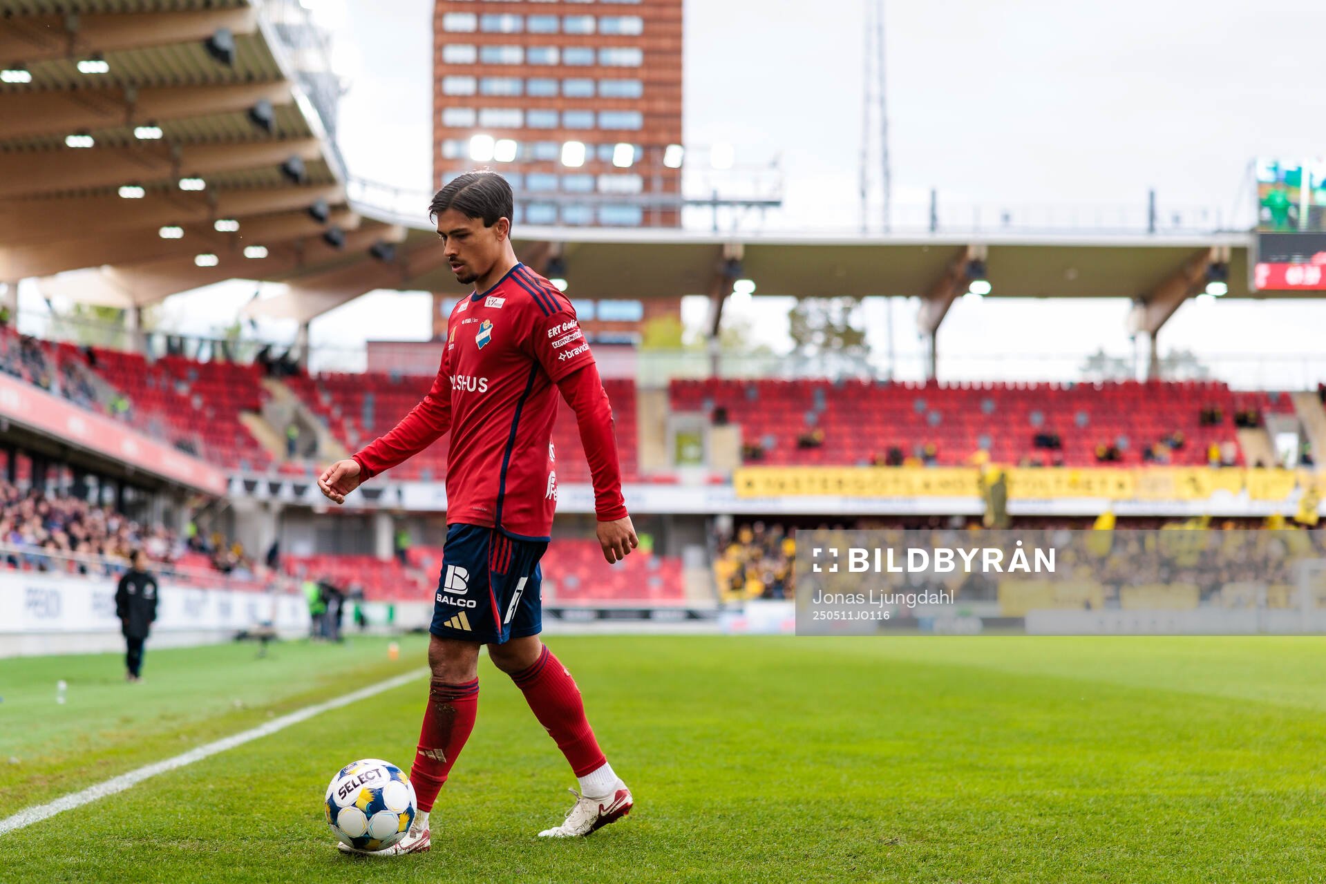 Östers Lukas Bergquist under fotbollsmatchen i Allsvenskan mellan Öster och Elfsborg den 11 maj 2025 i Växjö. 