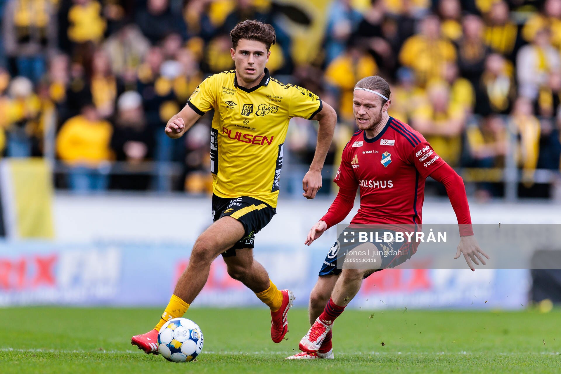 Elfsborgs Besfort Zeneli och Daniel Ljung under fotbollsmatchen i Allsvenskan mellan Öster och Elfsborg den 11 maj 2025 i Växjö. 