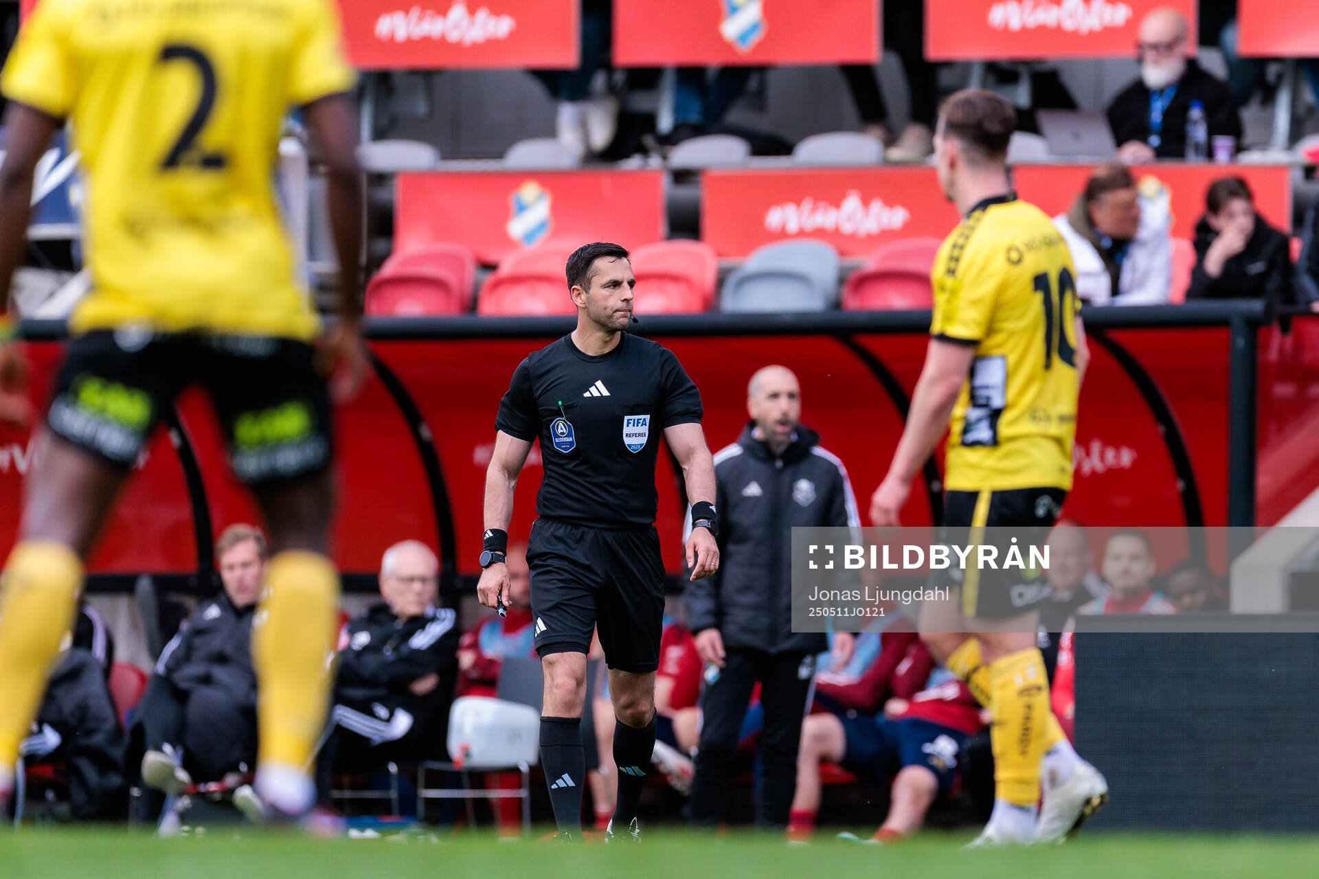 Domare Granit Maqedonci under fotbollsmatchen i Allsvenskan mellan Öster och Elfsborg den 11 maj 2025 i Växjö. 