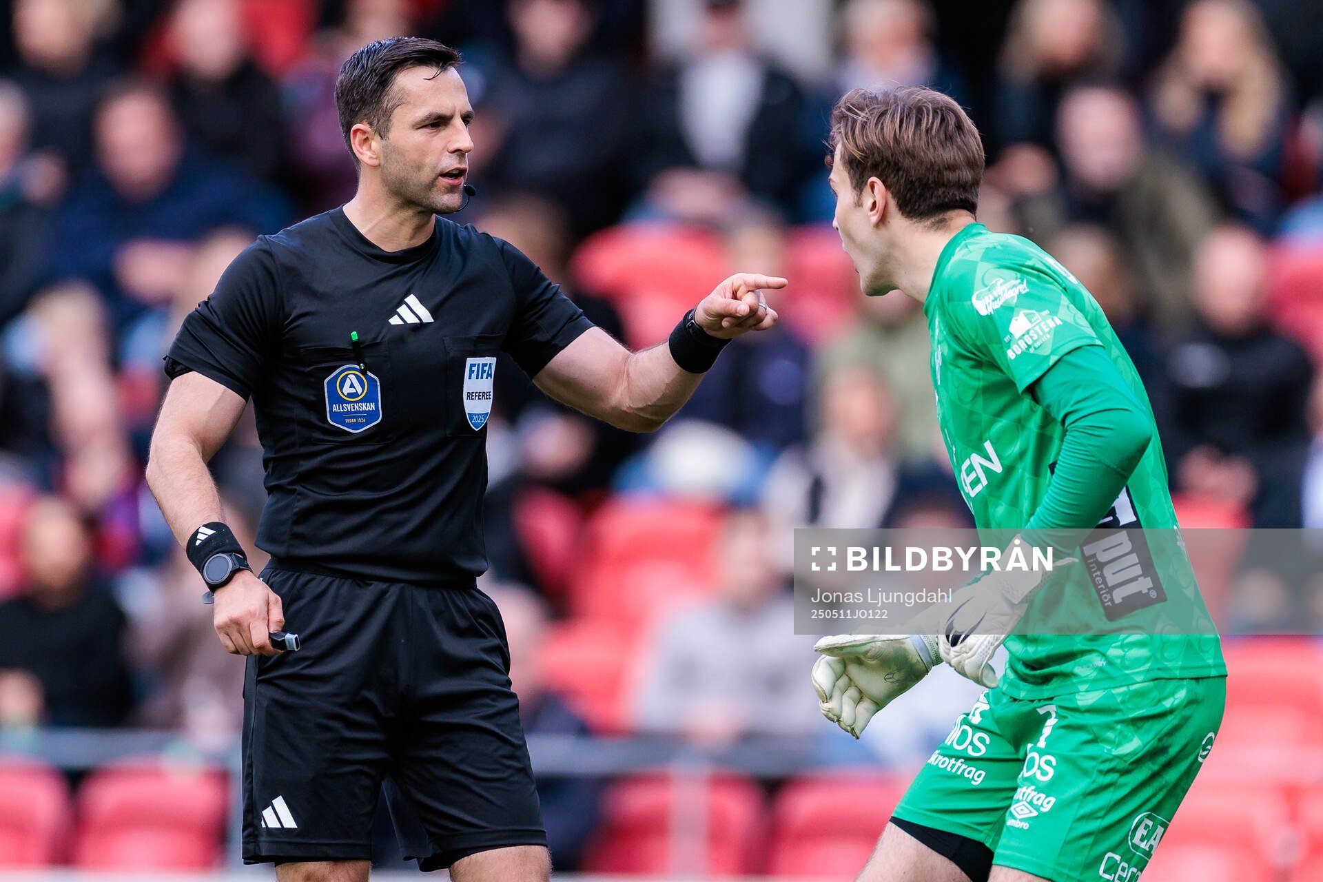 Östers Domare Granit Maqedonci och Elfsborgs målvakt Simon Eriksson under fotbollsmatchen i Allsvenskan mellan Öster och Elfsborg den 11 maj 2025 i Växjö.