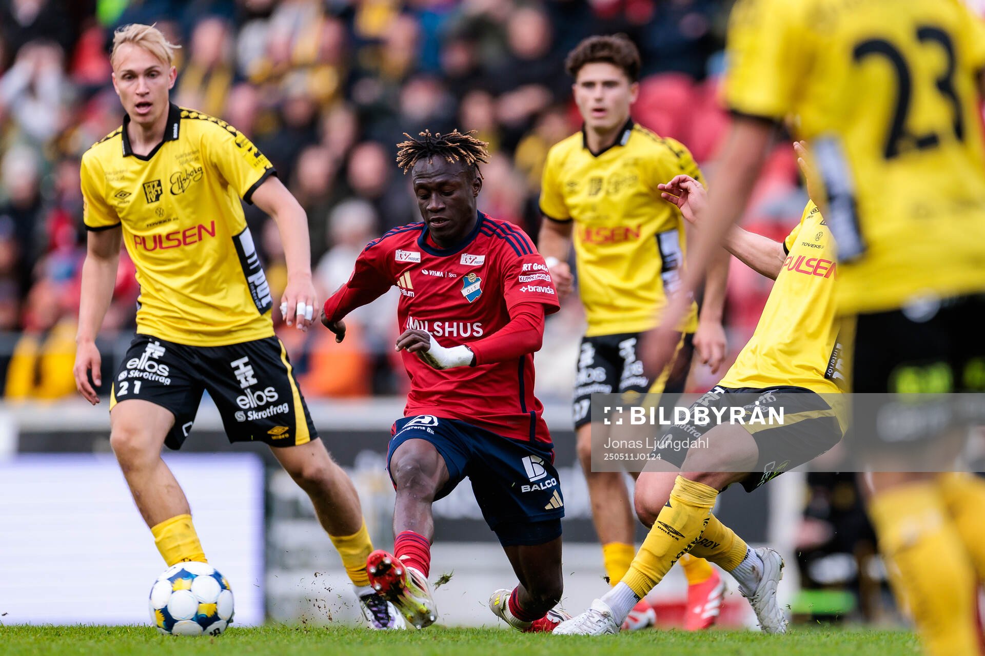 Elfsborgs Leo Östman och Östers Youssoupha Sanyang under fotbollsmatchen i Allsvenskan mellan Öster och Elfsborg den 11 maj 2025 i Växjö. 