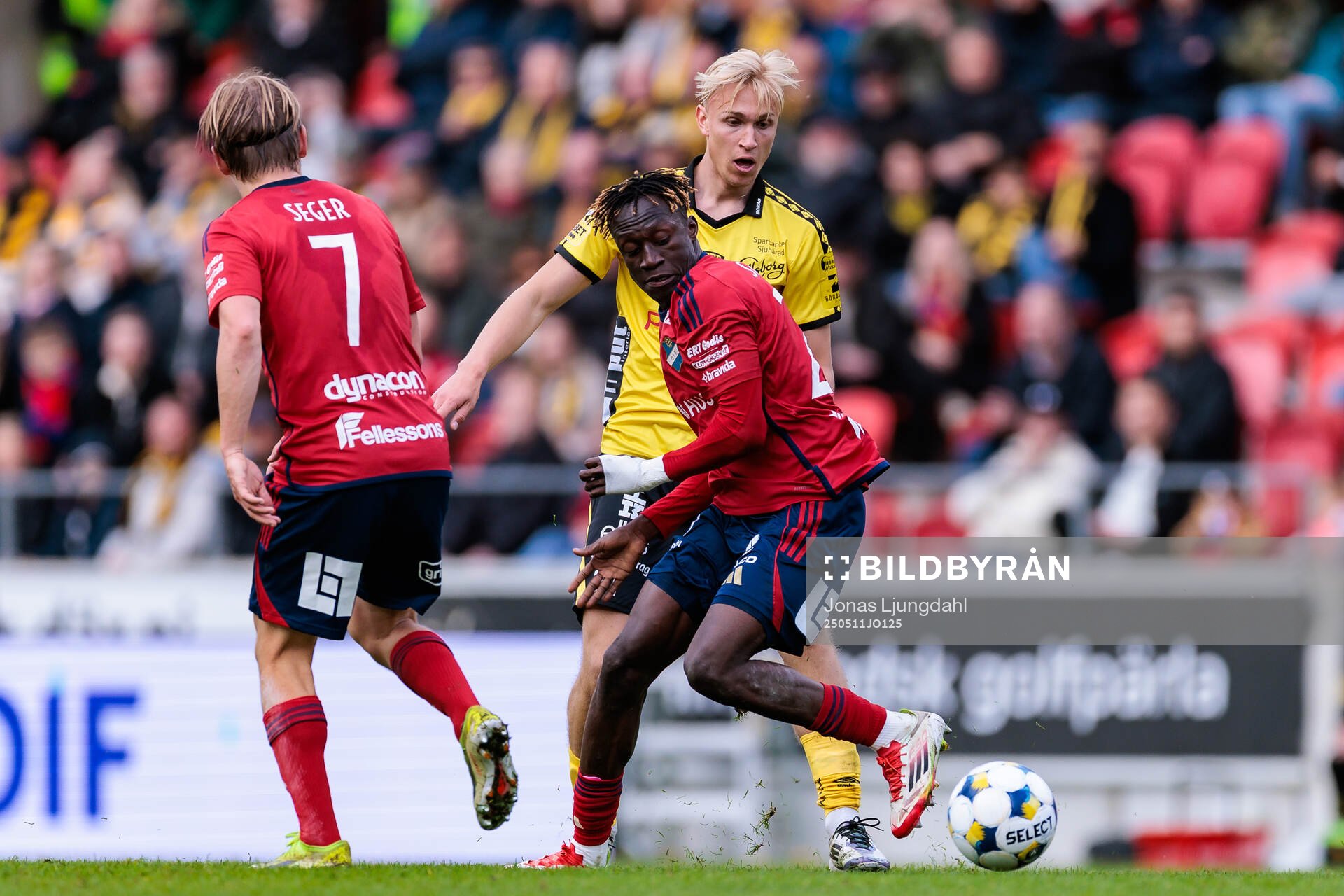 Elfsborgs Leo Östman och Östers Youssoupha Sanyang under fotbollsmatchen i Allsvenskan mellan Öster och Elfsborg den 11 maj 2025 i Växjö. 