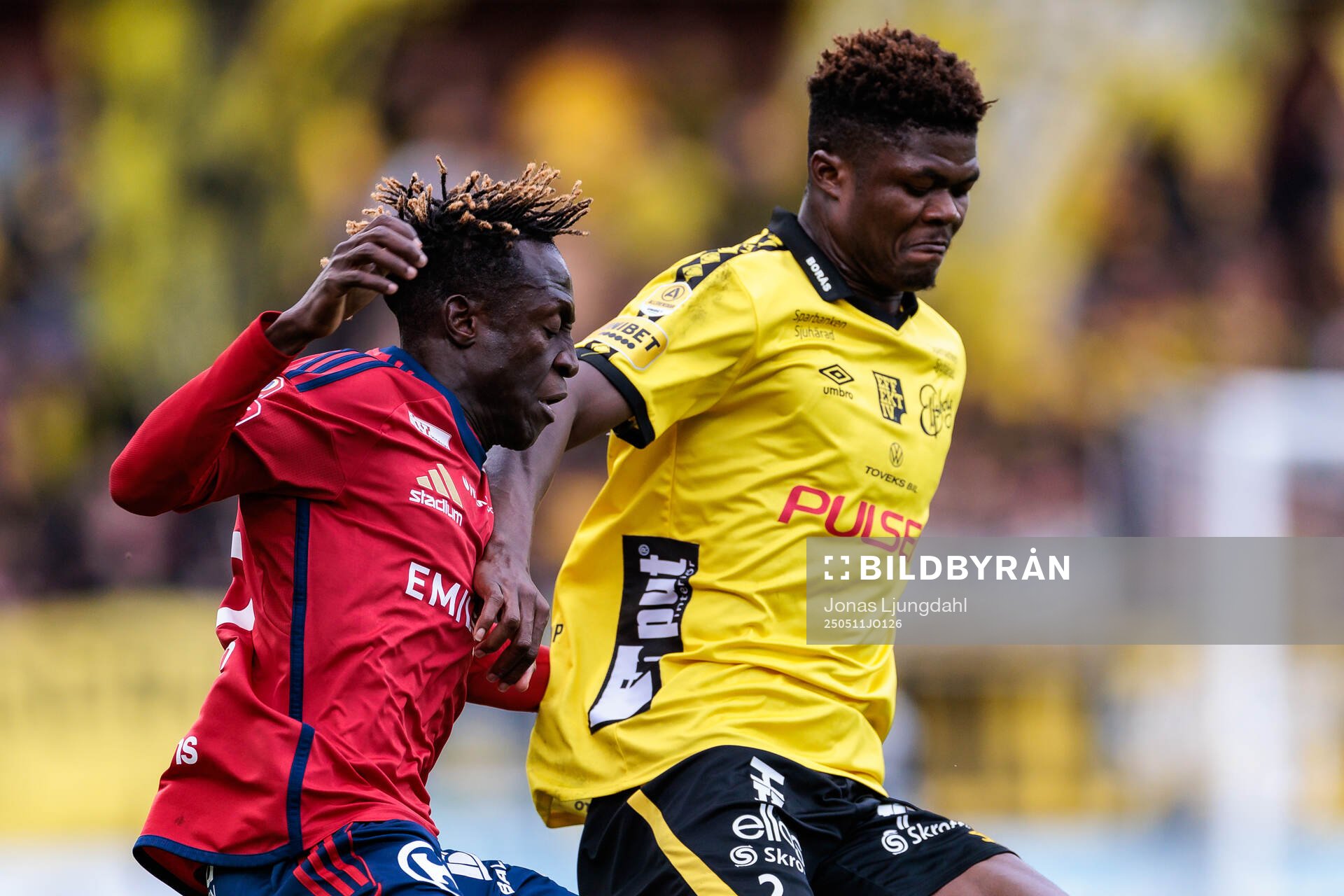 Östers Youssoupha Sanyang och Elfsborgs Terry Yegbe under fotbollsmatchen i Allsvenskan mellan Öster och Elfsborg den 11 maj 2025 i Växjö. 