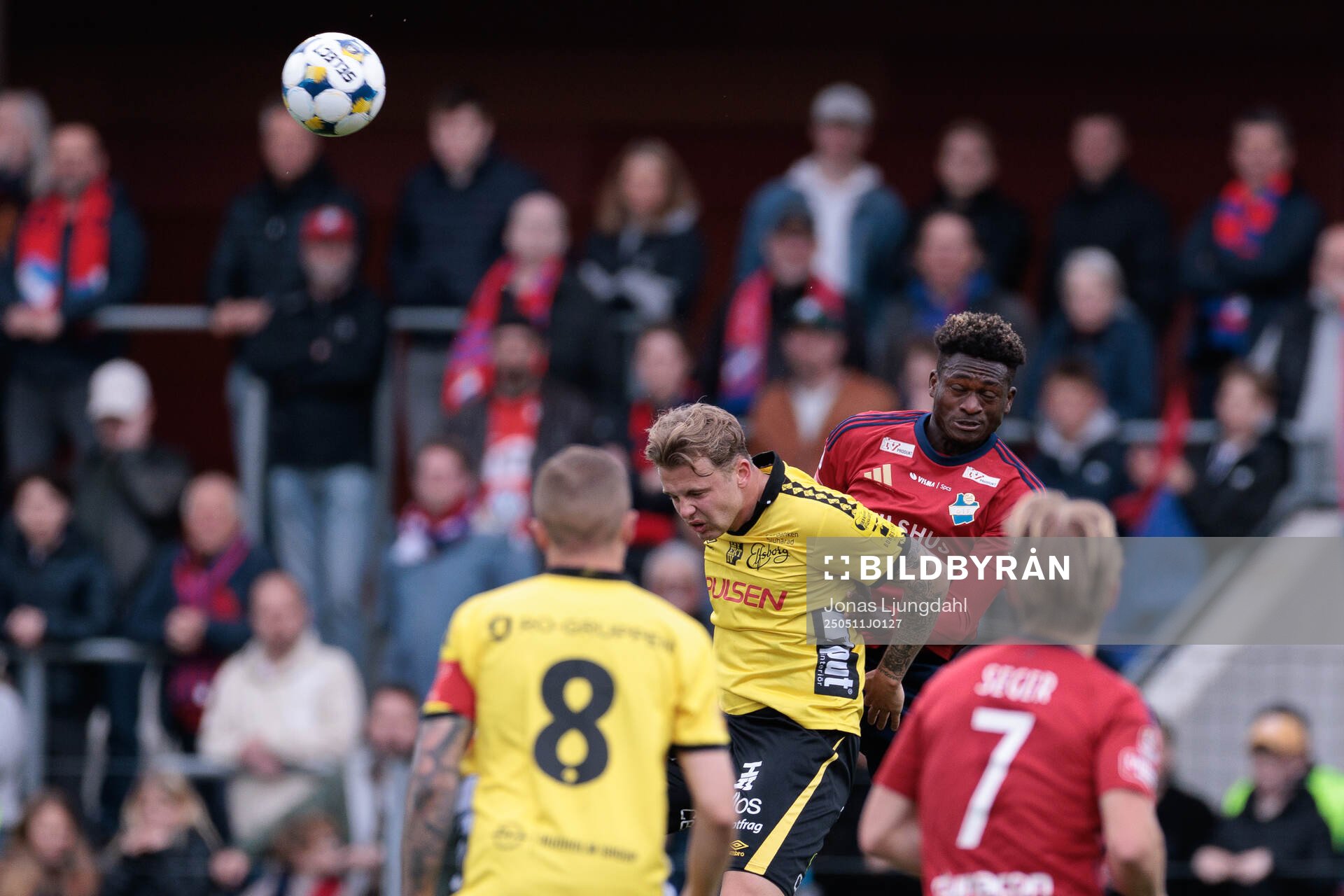 Elfsborgs Frederik Ihler och Östers Kingsley Gyamfi under fotbollsmatchen i Allsvenskan mellan Öster och Elfsborg den 11 maj 2025 i Växjö. 