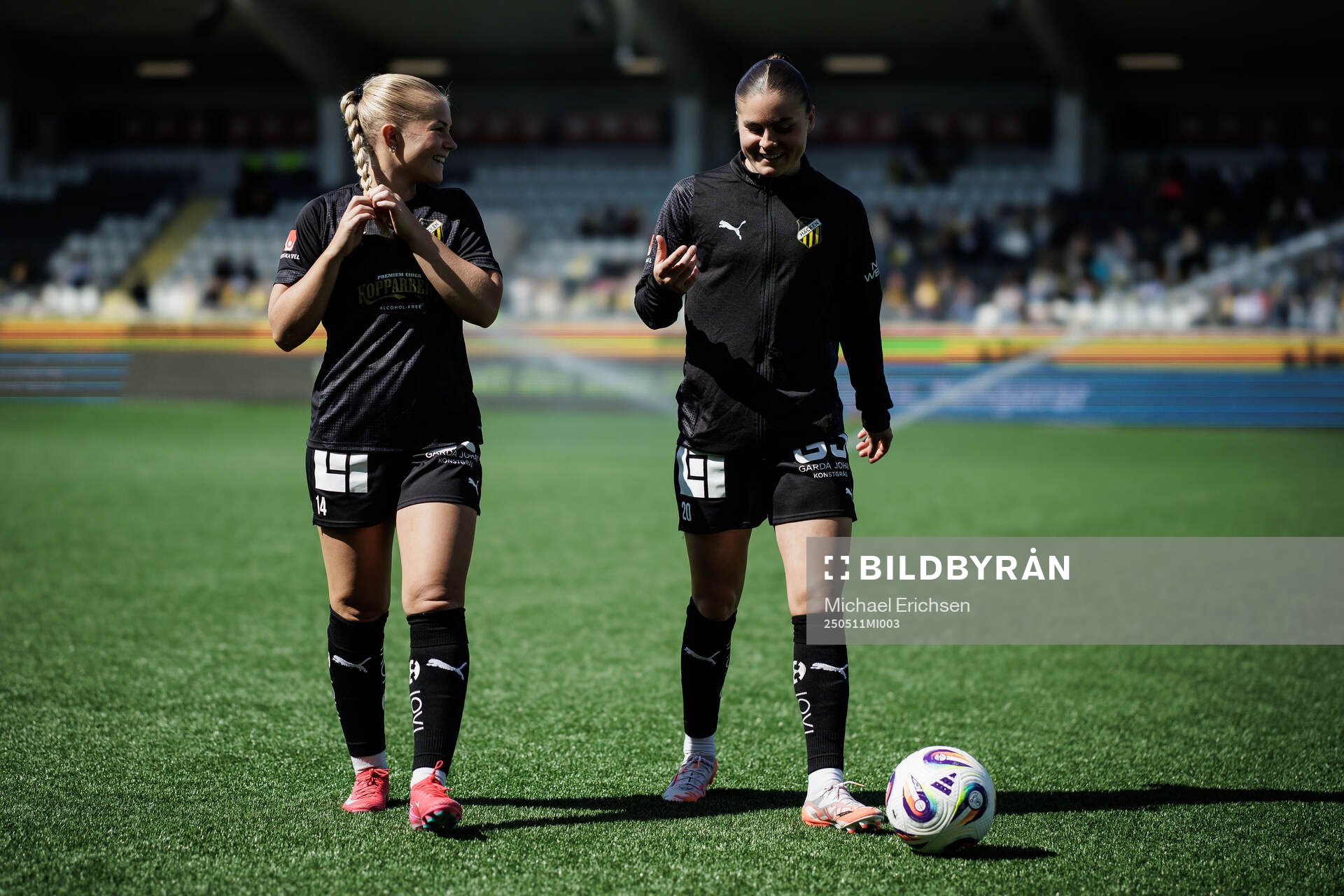 Häckens Matilda Nildén och Hanna Wijk inför fotbollsmatchen i Damallsvenskan mellan Häcken och Brommapojkarna den 11 maj 2025 i Göteborg.
