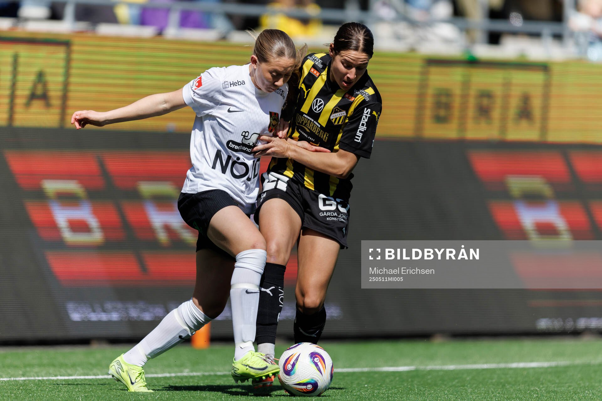 Brommapojkarnas Paula Broddner Klingspor och Häckens Tabby Tindell under fotbollsmatchen i Damallsvenskan mellan Häcken och Brommapojkarna den 11 maj 2025 i Göteborg.