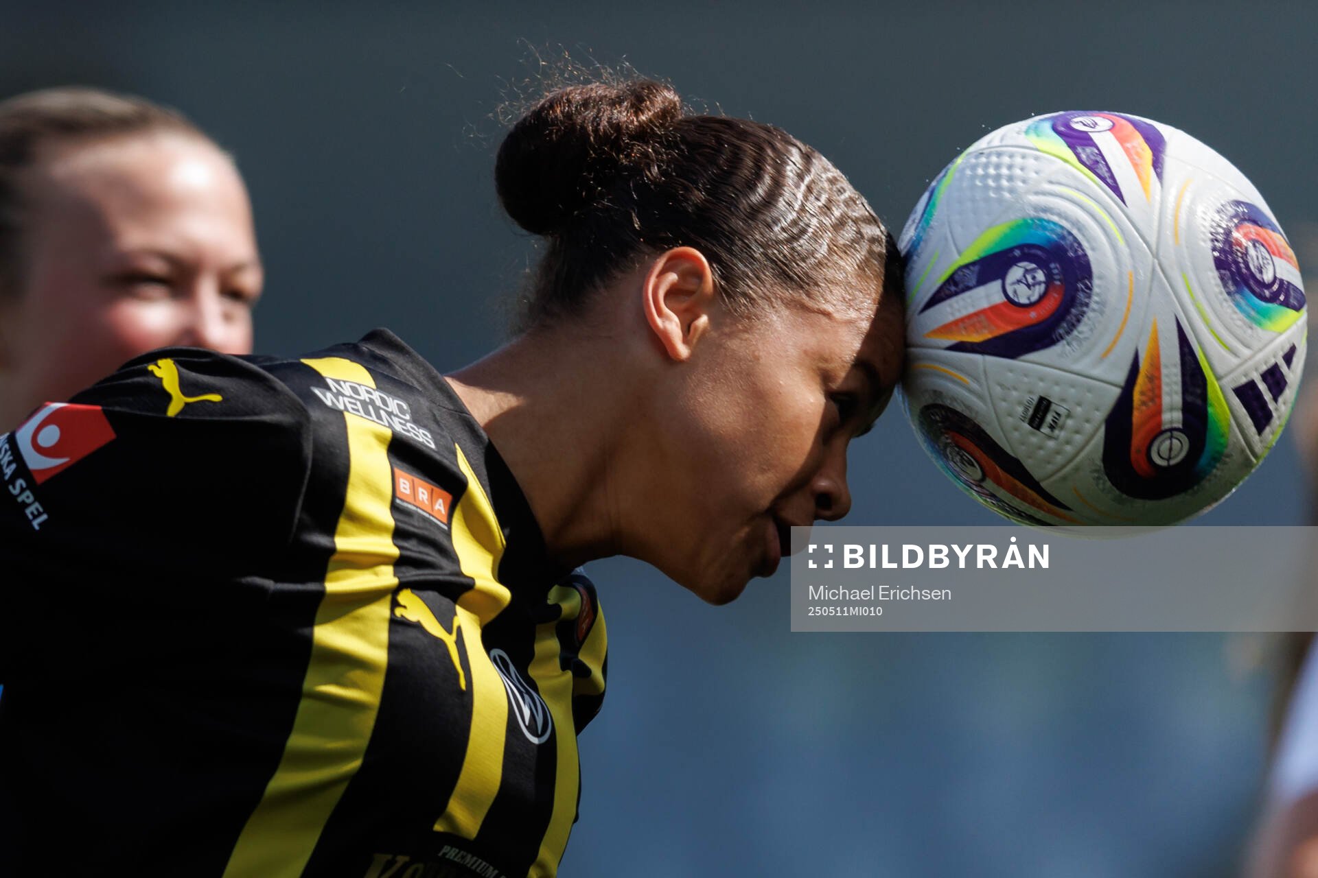 Häckens Felicia Schröder nickar in bollen till 2-0 under fotbollsmatchen i Damallsvenskan mellan Häcken och Brommapojkarna den 11 maj 2025 i Göteborg.