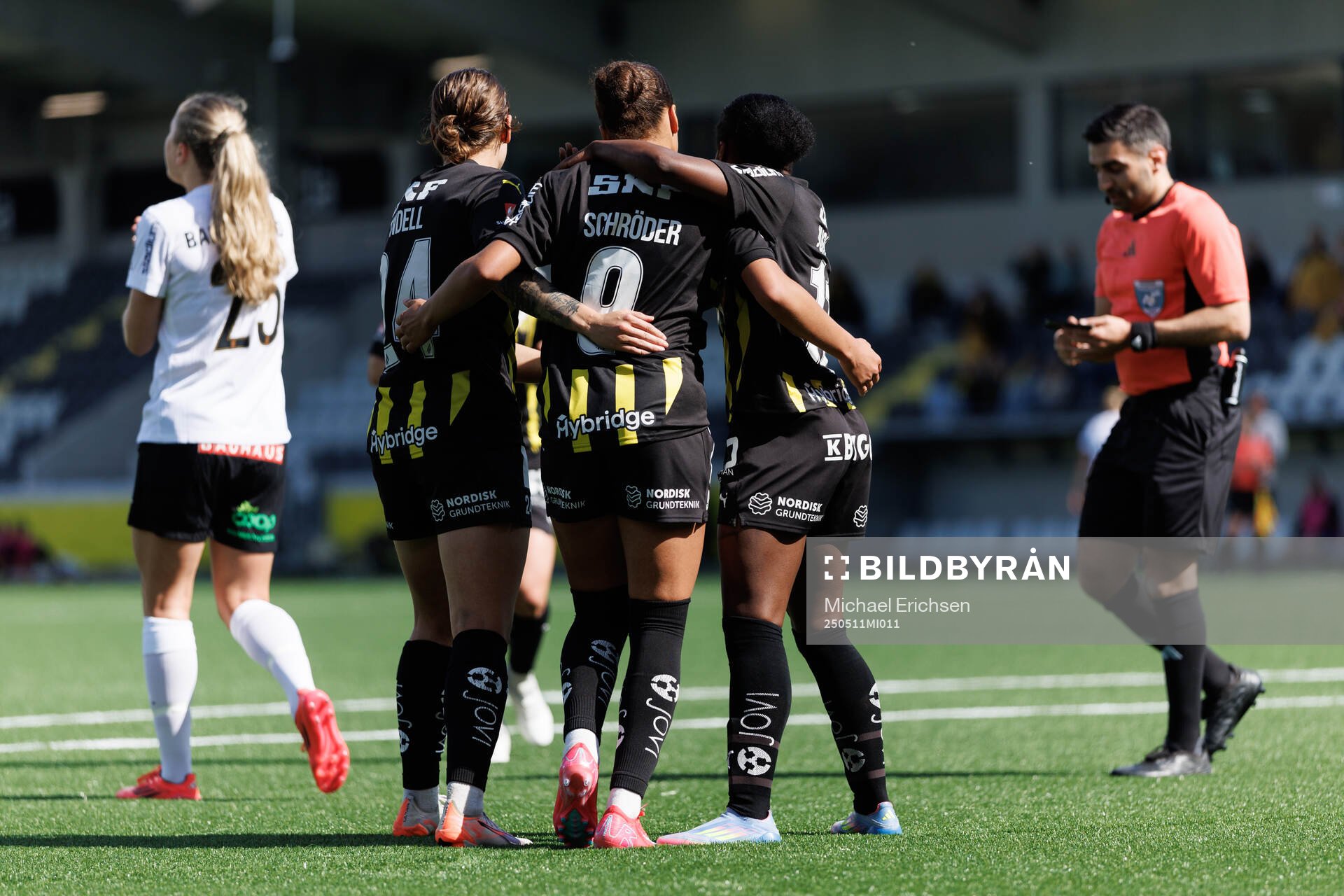 Häckens Felicia Schröder jublar efter 2-0 under fotbollsmatchen i Damallsvenskan mellan Häcken och Brommapojkarna den 11 maj 2025 i Göteborg.