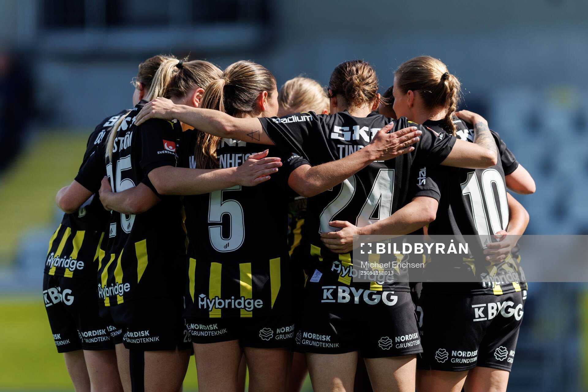 Häckens spelare jublar efter 3-0 av Felicia Schröder under fotbollsmatchen i Damallsvenskan mellan Häcken och Brommapojkarna den 11 maj 2025 i Göteborg.