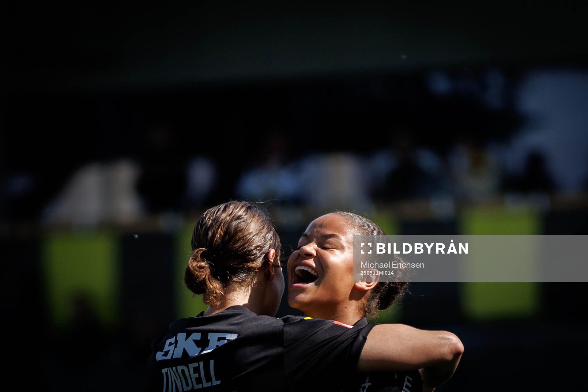 Häckens Tabby Tindell och Felicia Schröder jublar efter 4-0 under fotbollsmatchen i Damallsvenskan mellan Häcken och Brommapojkarna den 11 maj 2025 i Göteborg.