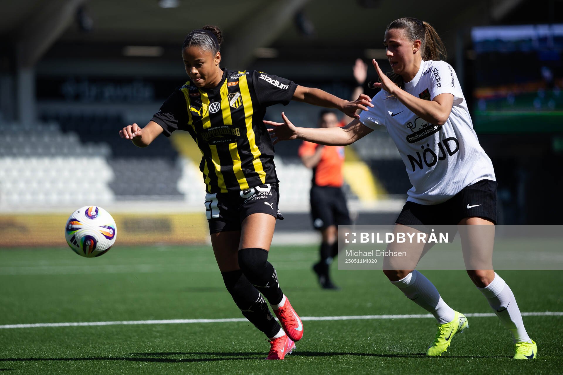 Häckens Felicia Schröder och Brommapojkarnas Emilia Hjertberg under fotbollsmatchen i Damallsvenskan mellan Häcken och Brommapojkarna den 11 maj 2025 i Göteborg.