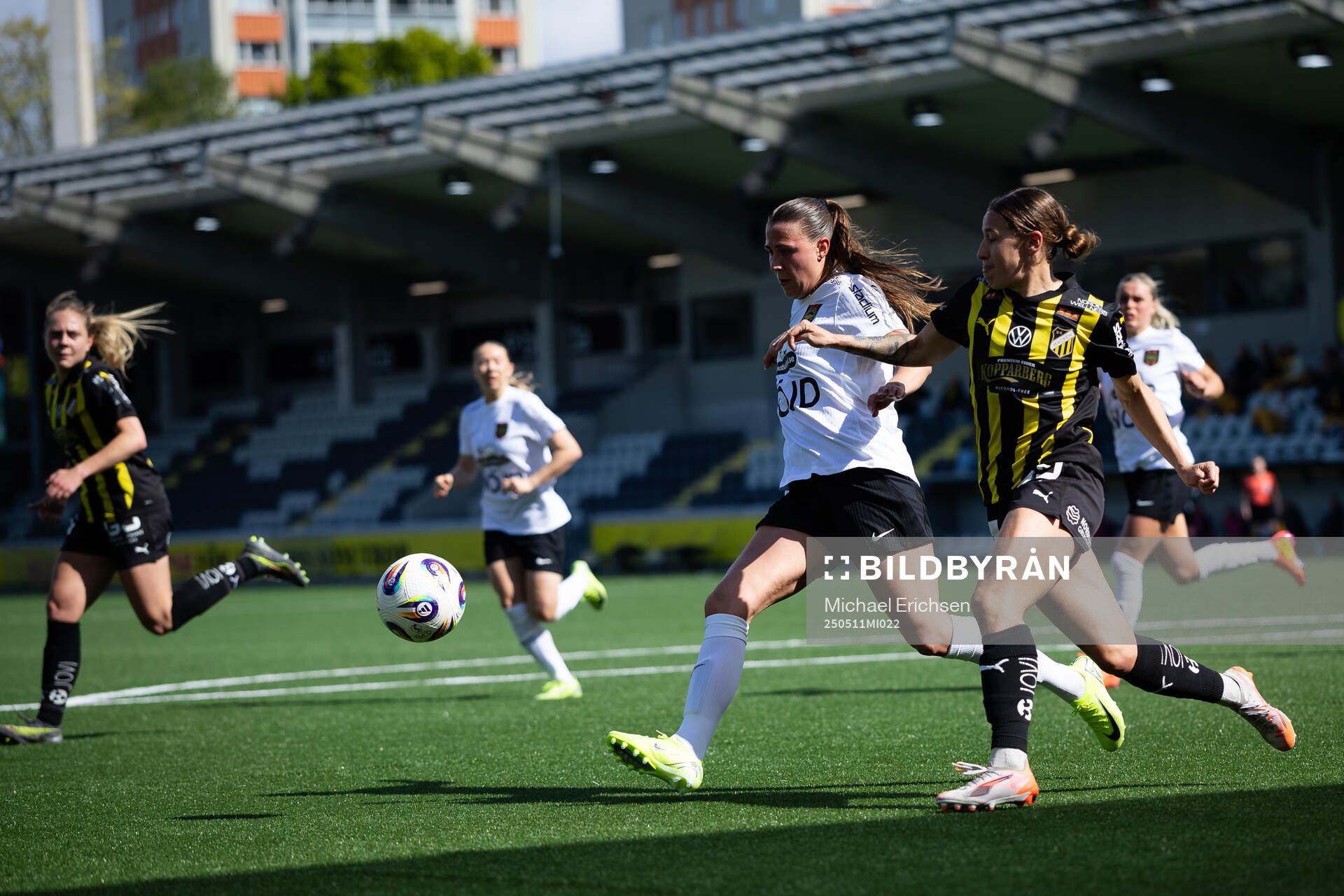 Brommapojkarnas Emilia Hjertberg och Häckens Tabby Tindell under fotbollsmatchen i Damallsvenskan mellan Häcken och Brommapojkarna den 11 maj 2025 i Göteborg.