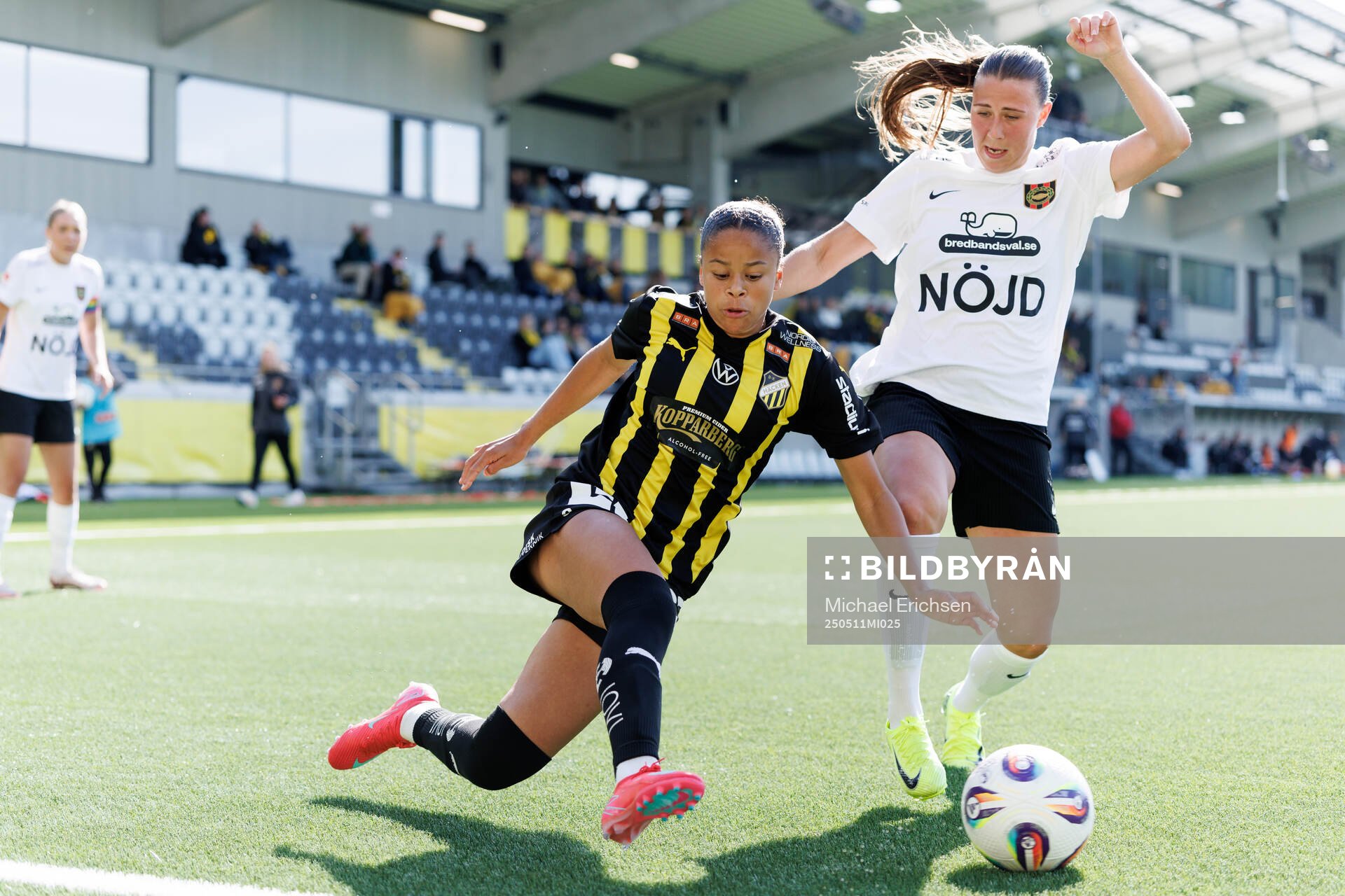 Häckens Felicia Schröder och Brommapojkarnas Emilia Hjertberg under fotbollsmatchen i Damallsvenskan mellan Häcken och Brommapojkarna den 11 maj 2025 i Göteborg.